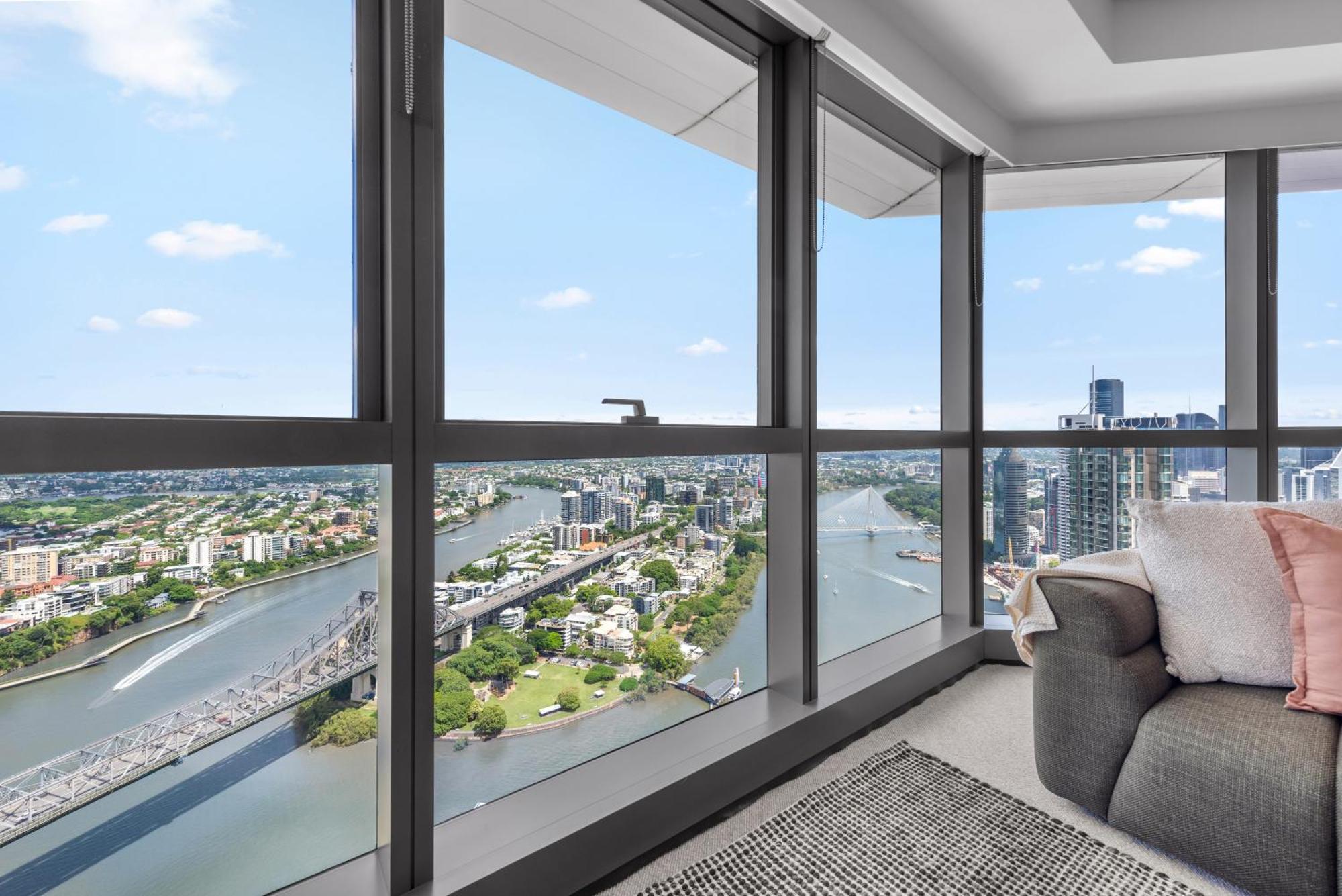 Stunning Sky With Endless Views, Pool & Parking Apartment *