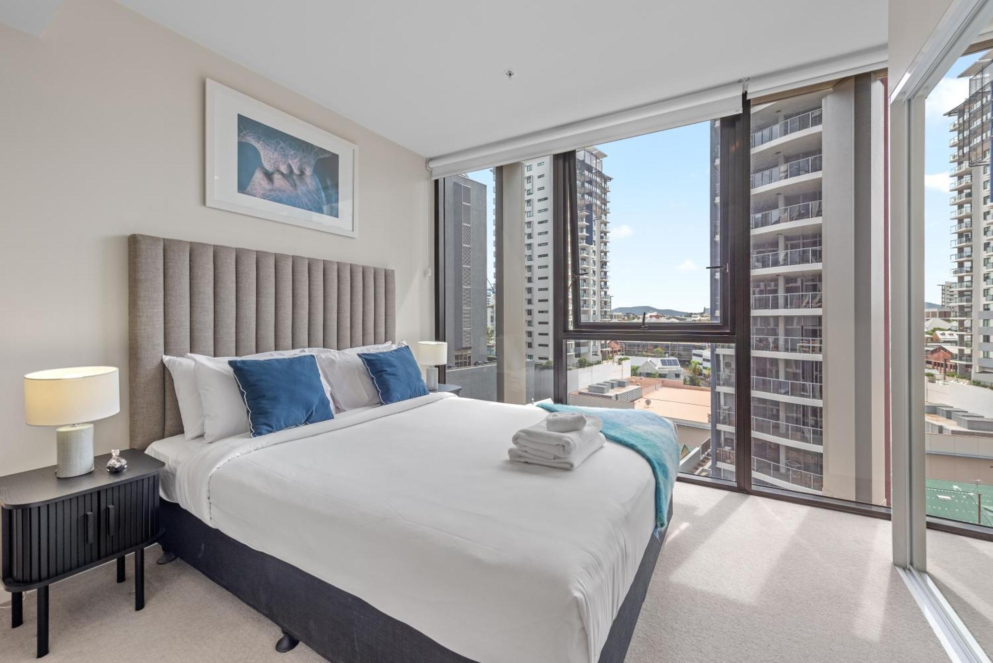 Apartment Spire - Stylish 2br - Pool, Parking & Views