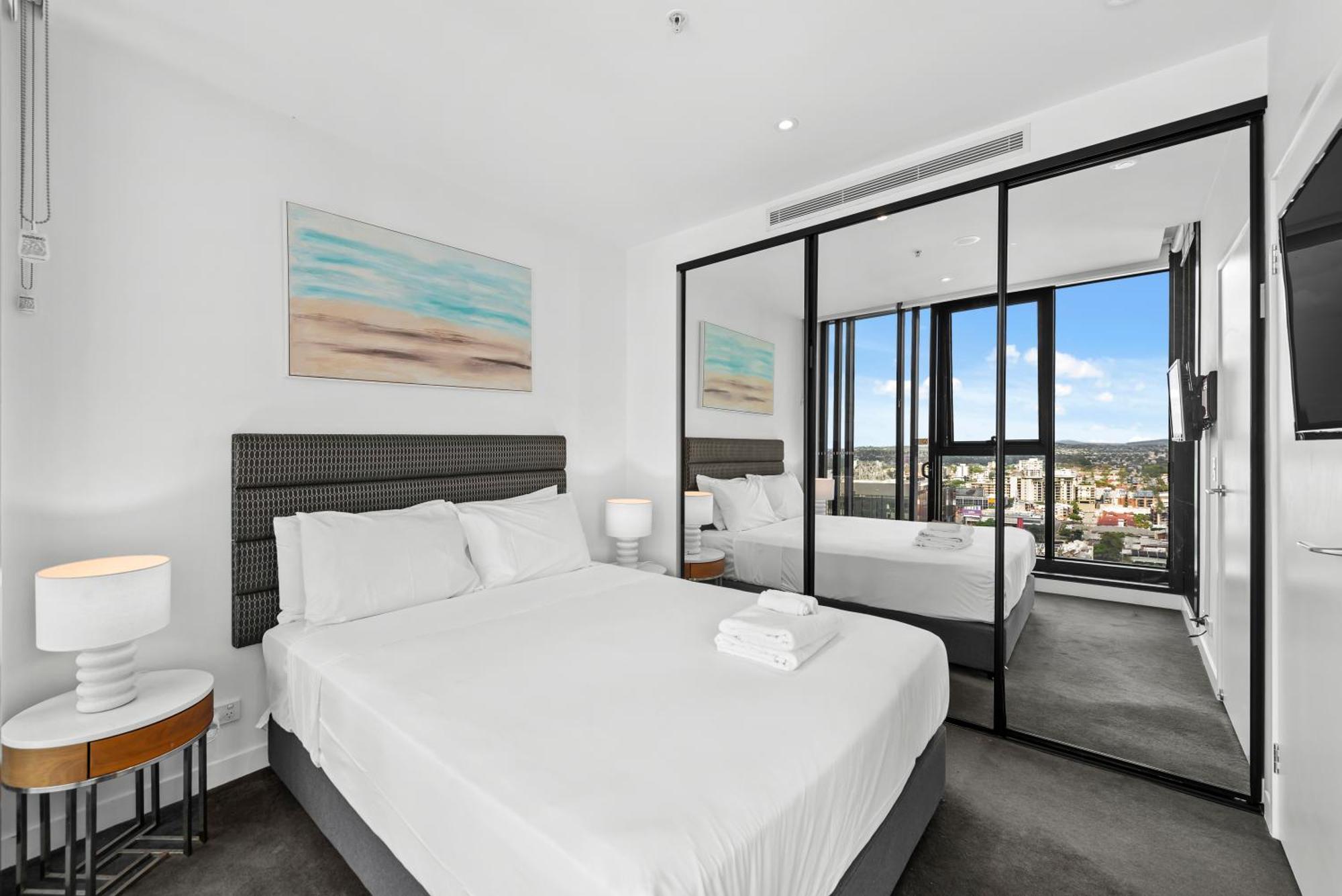 Apartment Views 2br With Infinity Pool & Huge Gym! *