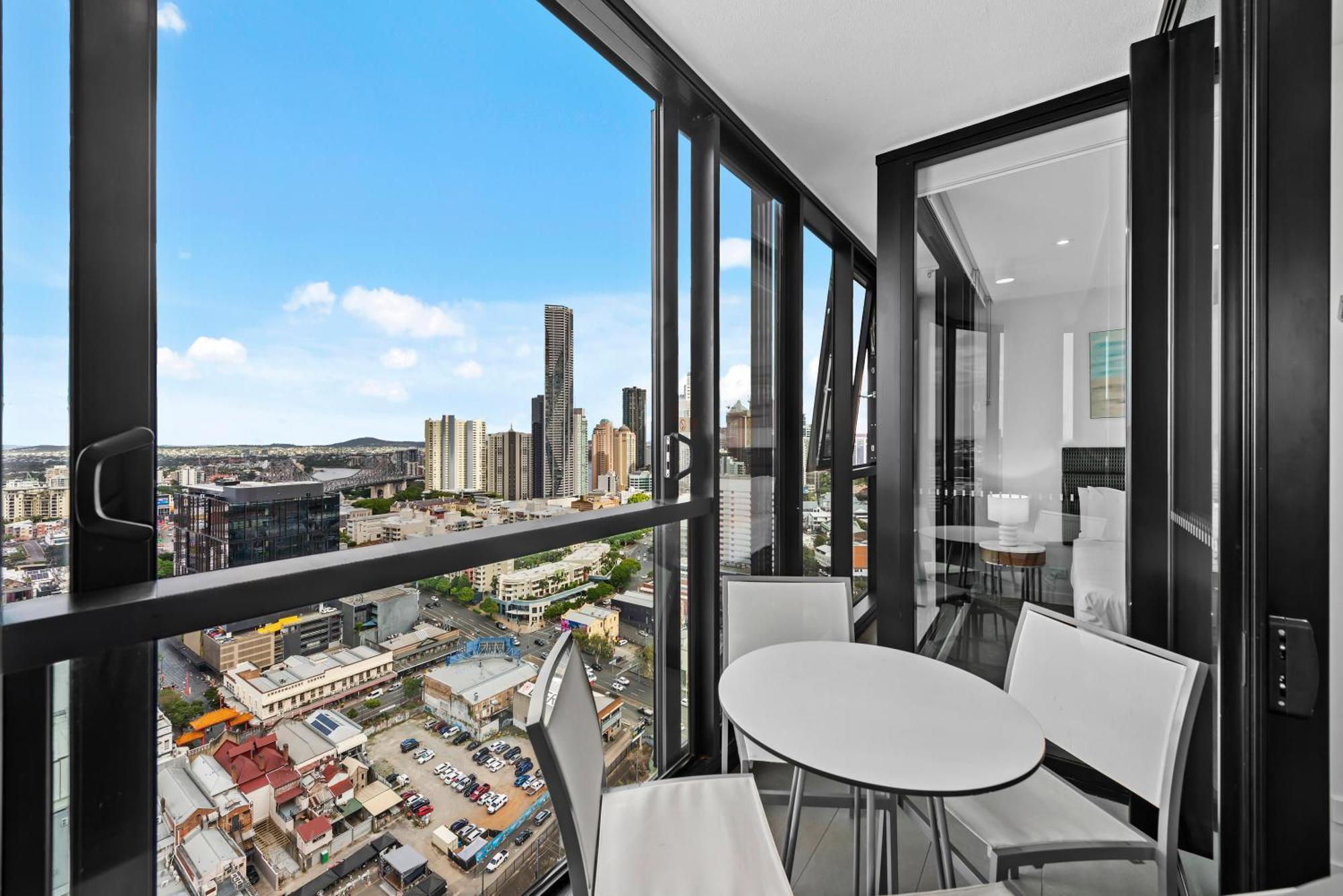 Apartment Views 2br With Infinity Pool & Huge Gym!