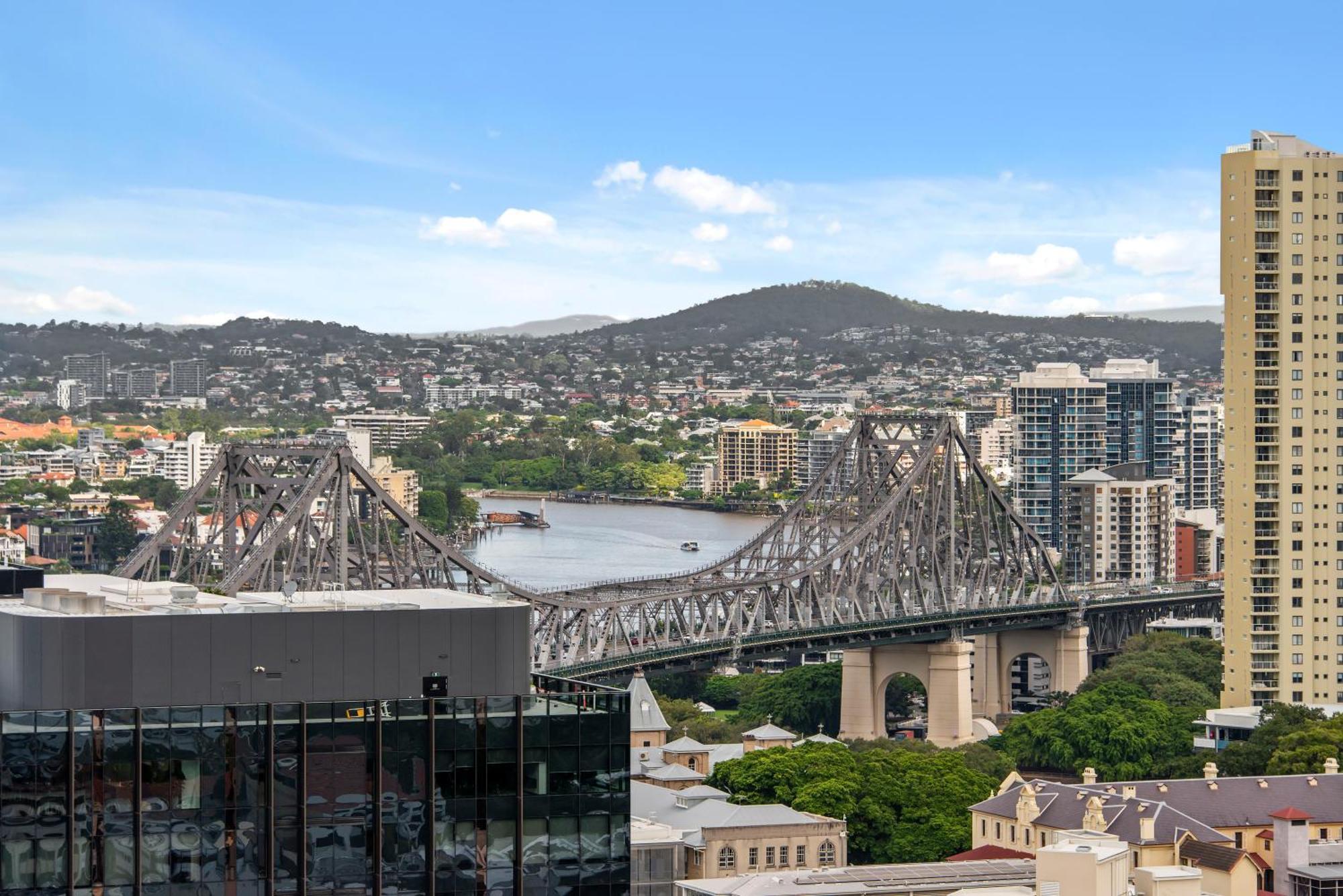 Views 2br With Infinity Pool & Huge Gym! Apartment *