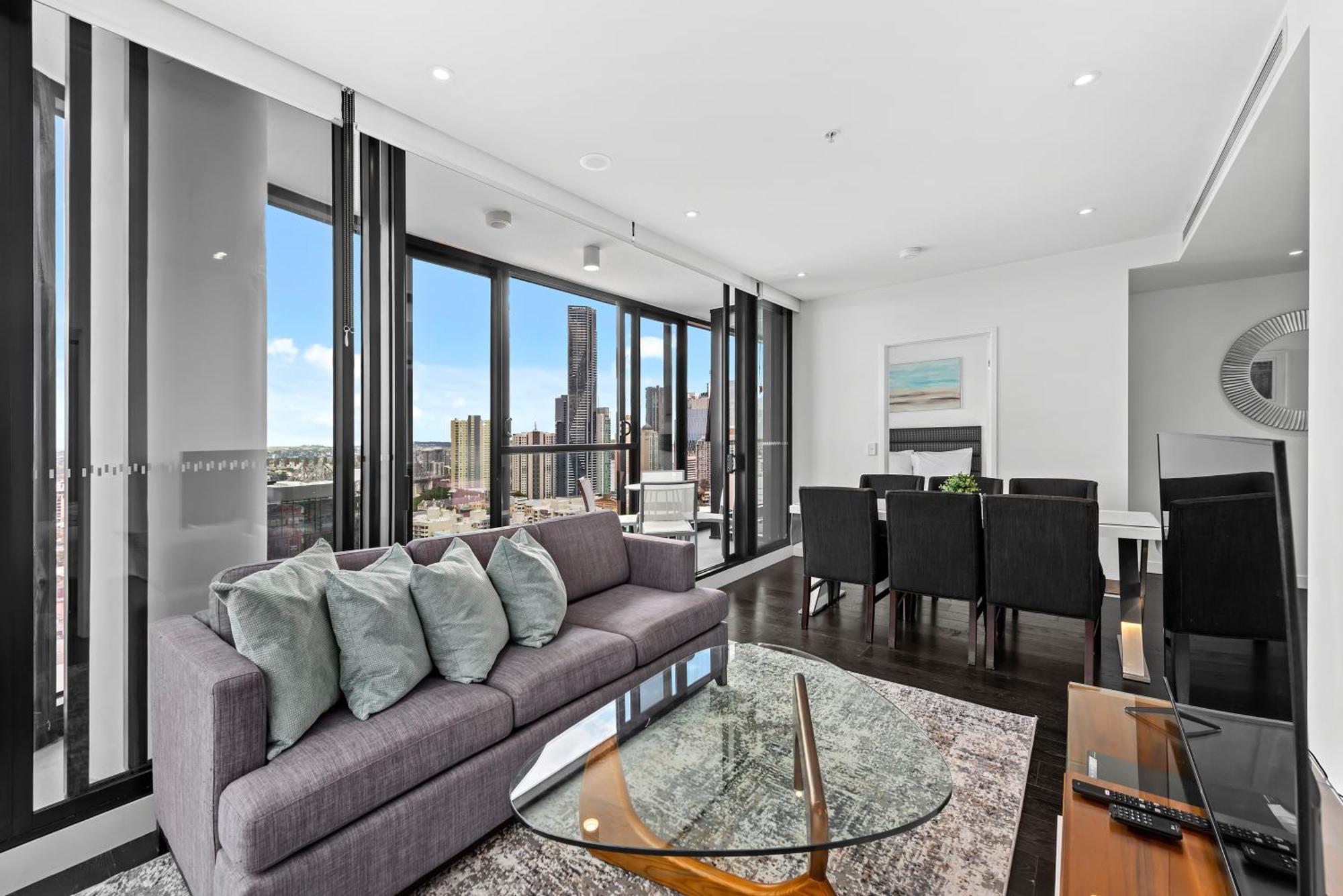 Views 2br With Infinity Pool & Huge Gym!