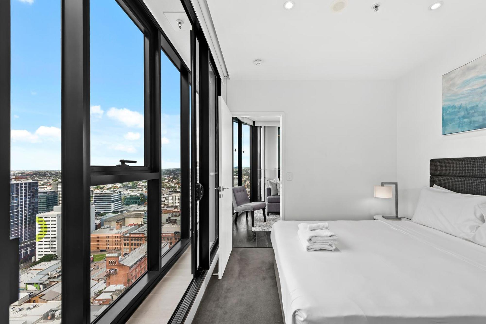 Views 2br With Infinity Pool & Huge Gym! Apartment *