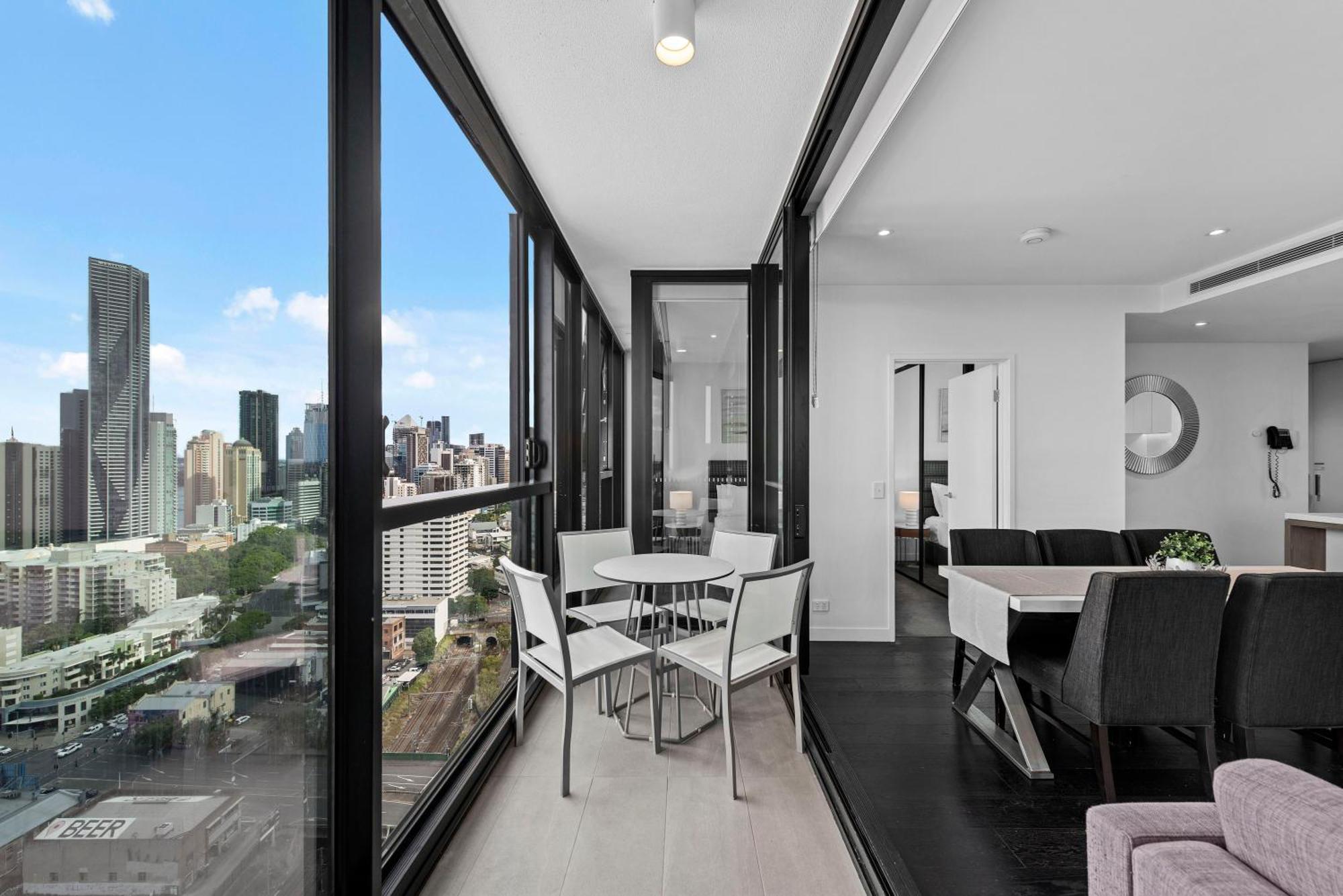 Views 2br With Infinity Pool & Huge Gym! * Brisbane