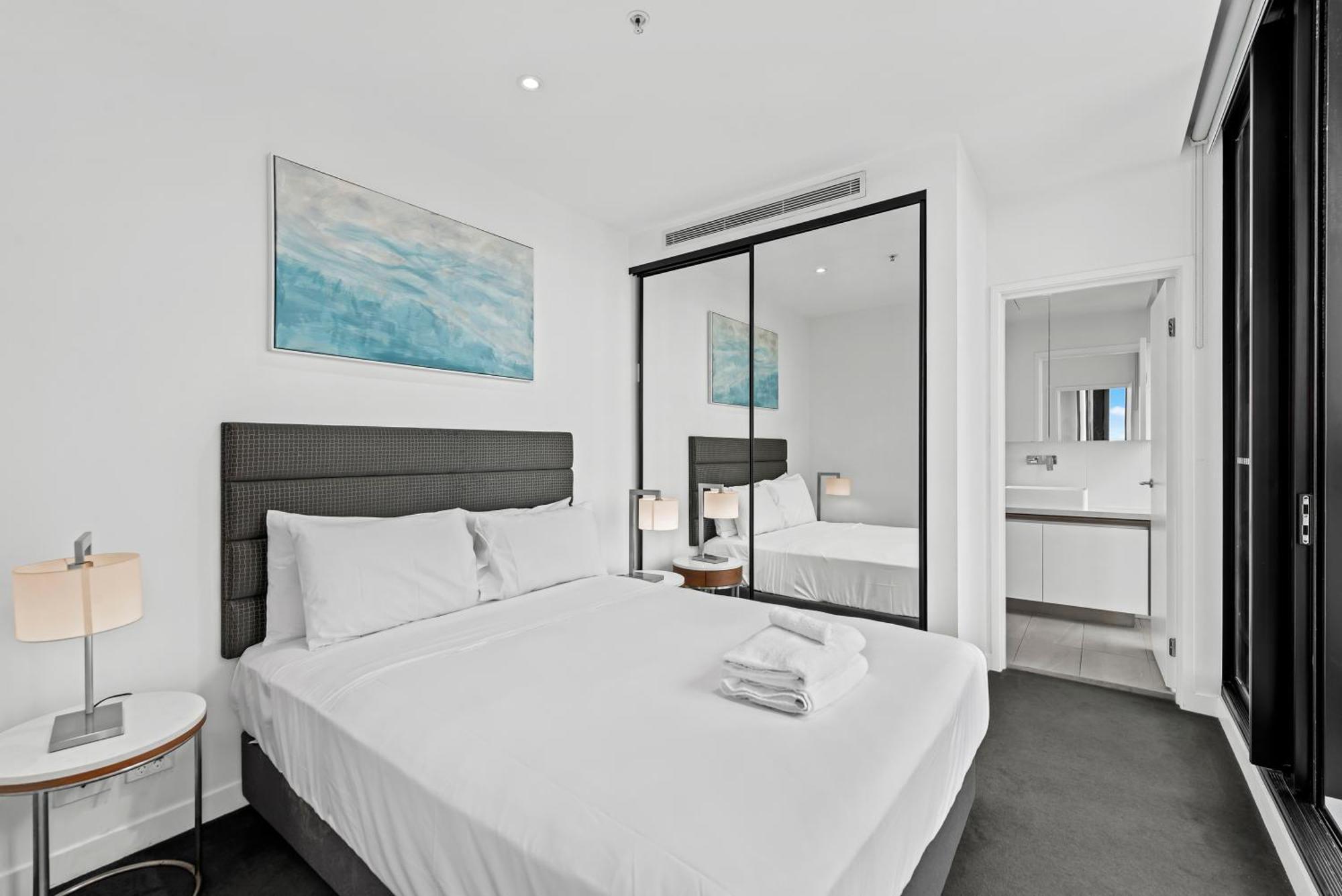 Views 2br With Infinity Pool & Huge Gym! Apartment *