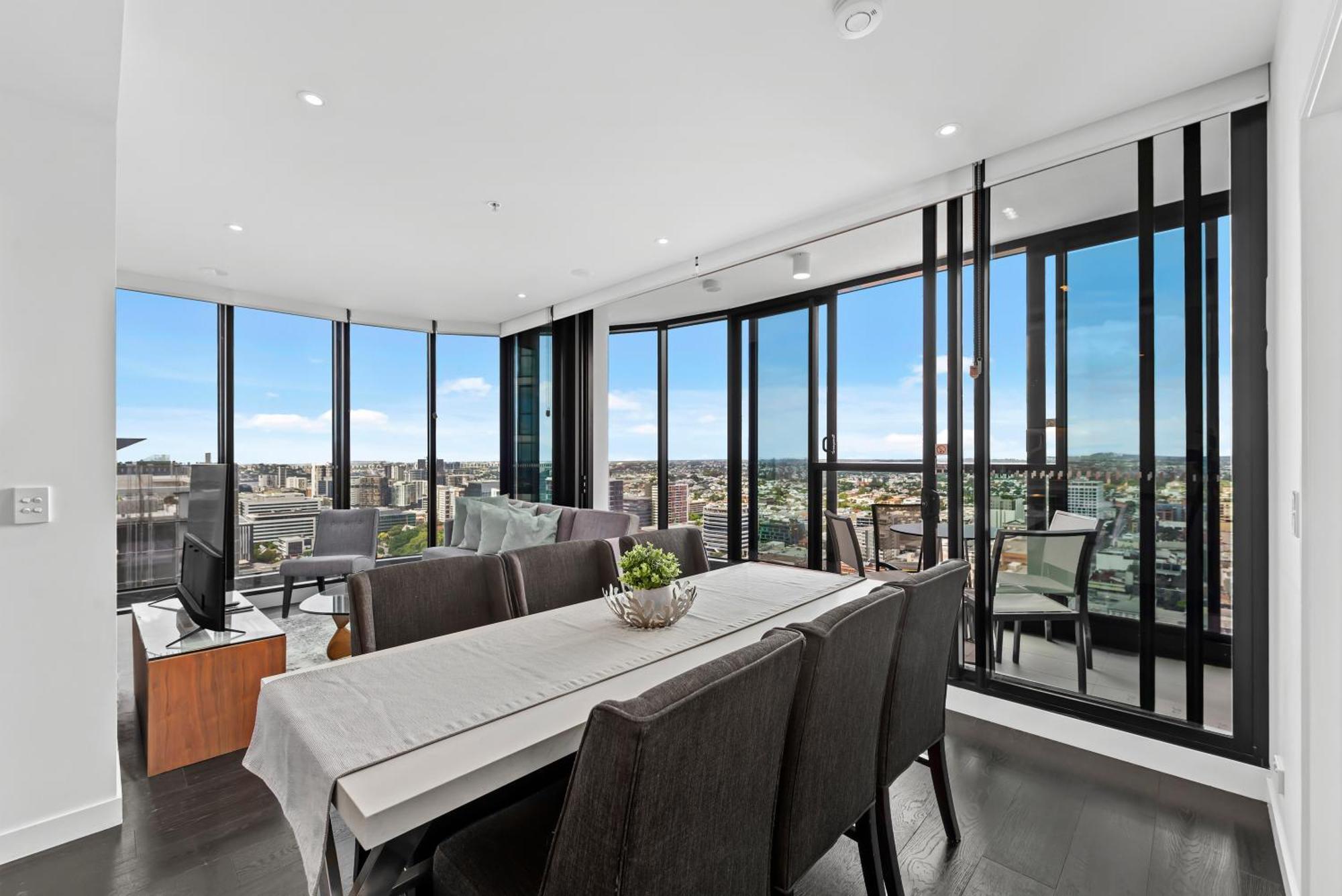 Views 2br With Infinity Pool & Huge Gym! Apartment *
