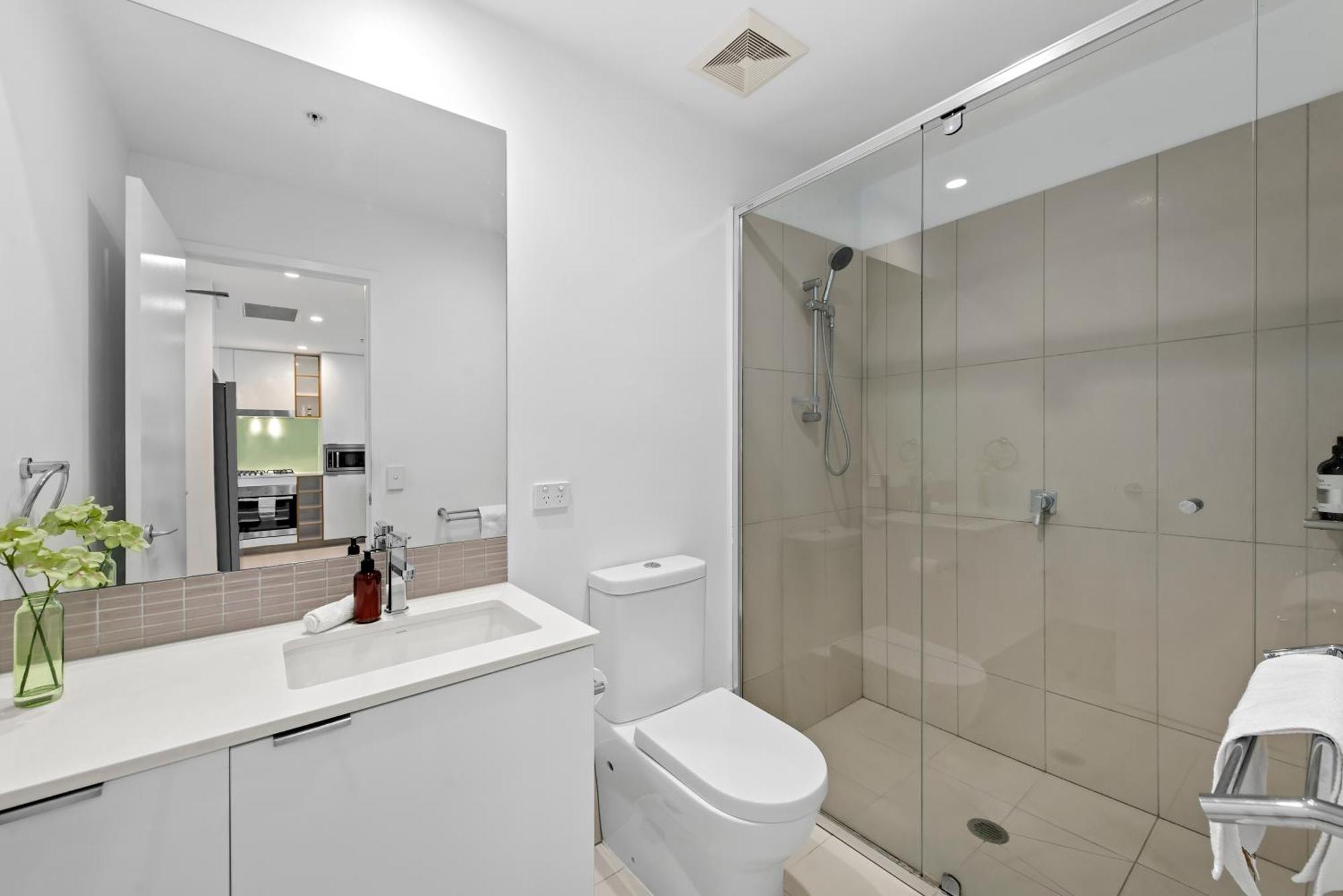 Bright & Spacious With Pool, Parking =& Wi-fi *