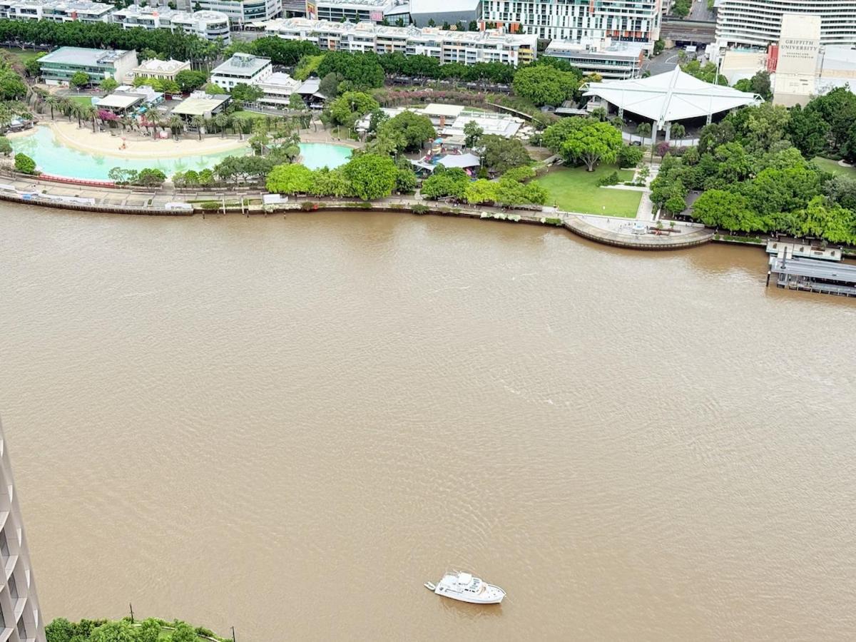 Chic 2-bed With Views & Pool At Queens Wharf Apartment *
