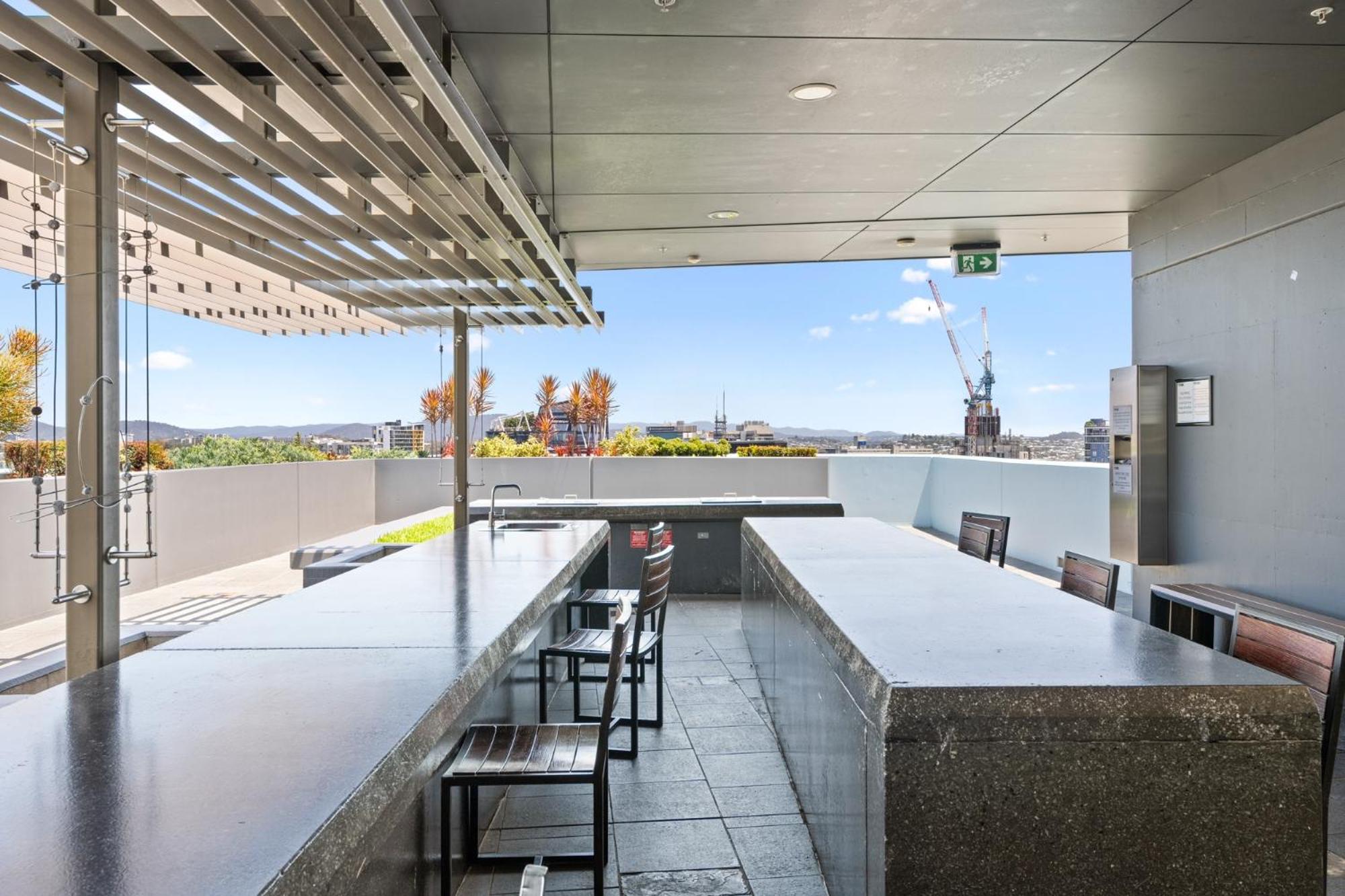 Elegant 2-bed With Rooftop Dining & Fabulous Views