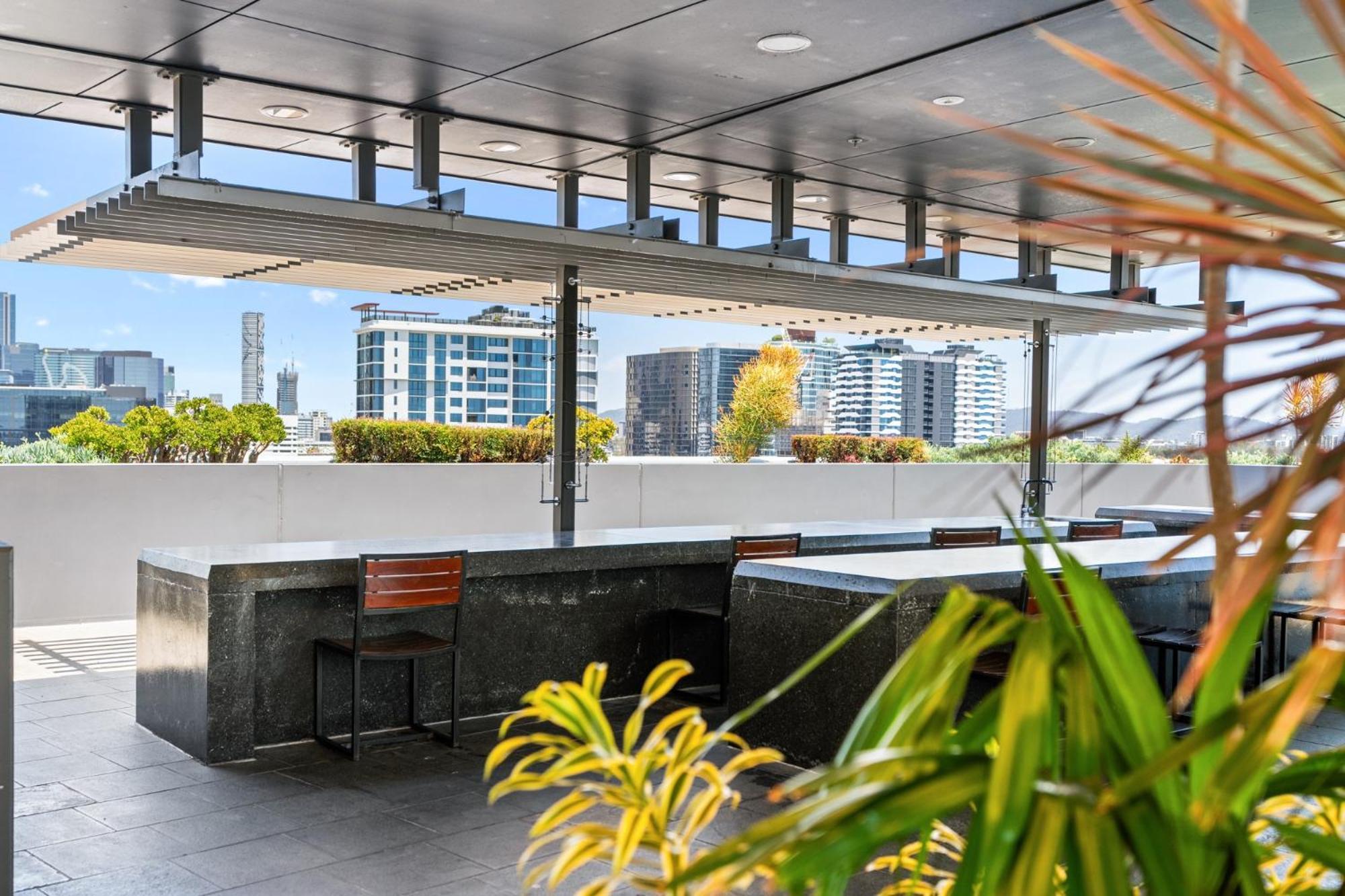 Elegant 2-bed With Rooftop Dining & Fabulous Views Brisbane