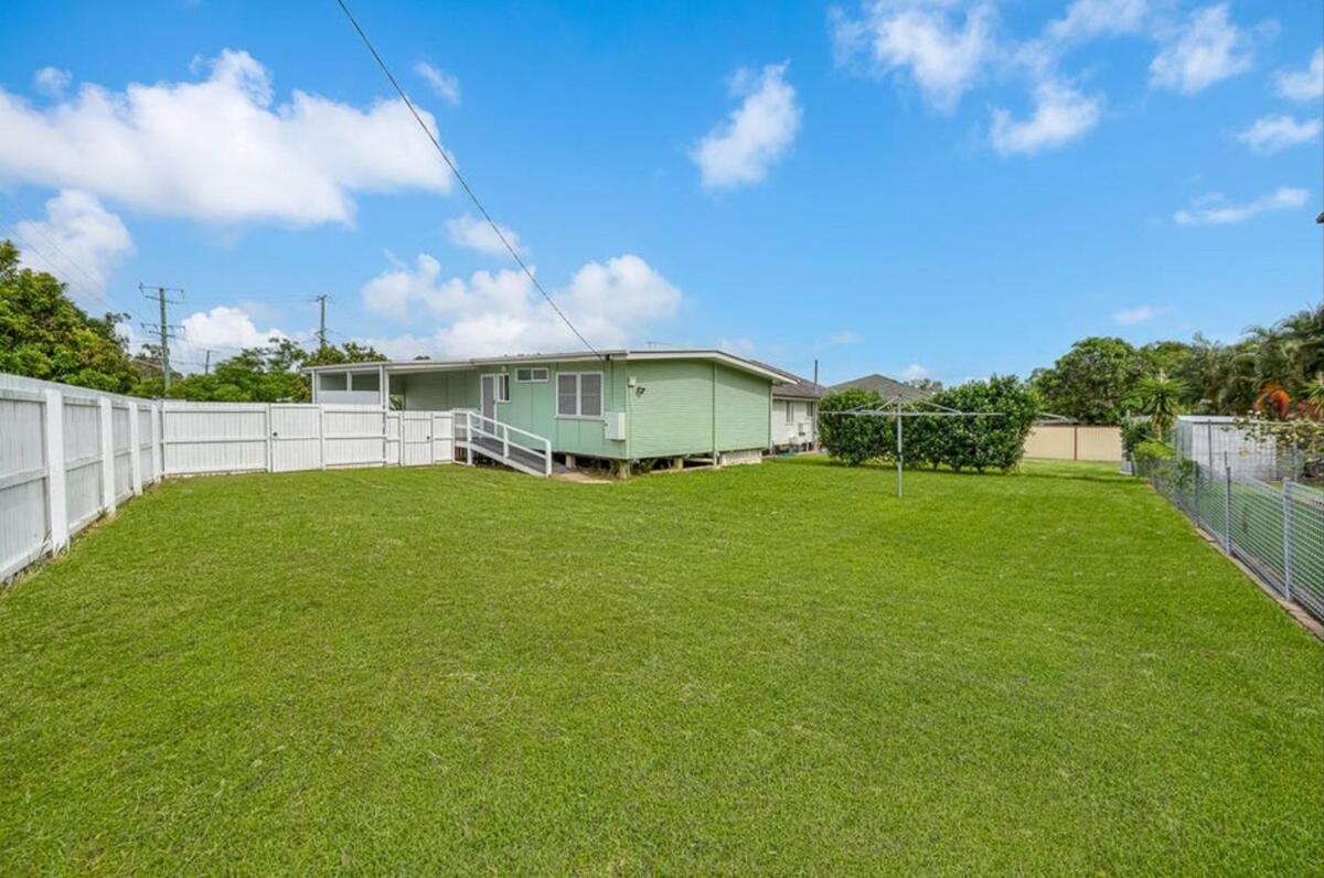 Peaceful Cottage-style - Walk To Boondall Station - 12 Mins To Airport! Holiday home *