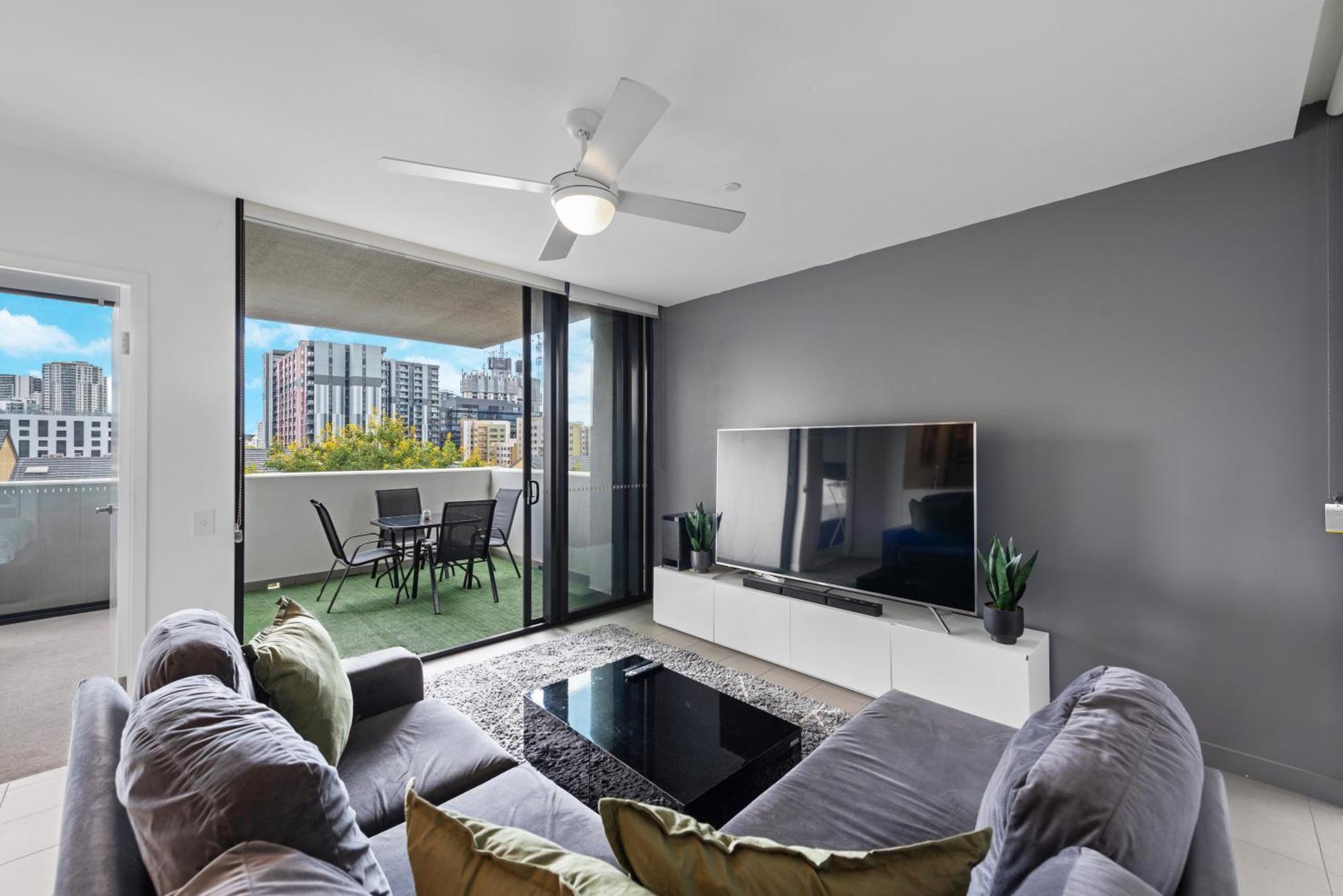 Apartment Close To Hospital With Pool And Car Park! *
