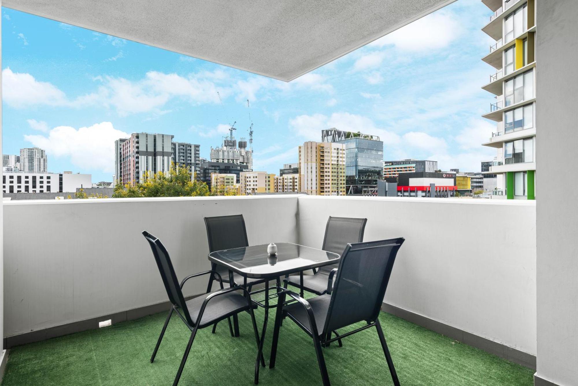 Close To Hospital With Pool And Car Park! Brisbane