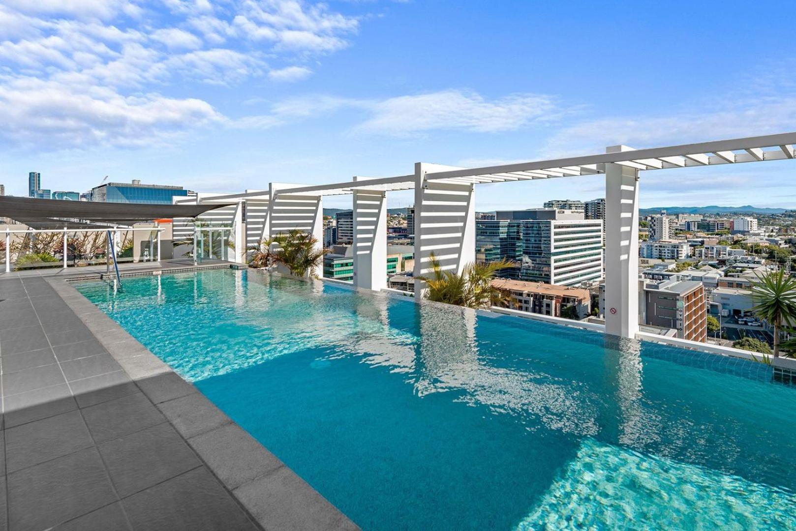 Modern 1br With Parking And Study Desk! Brisbane