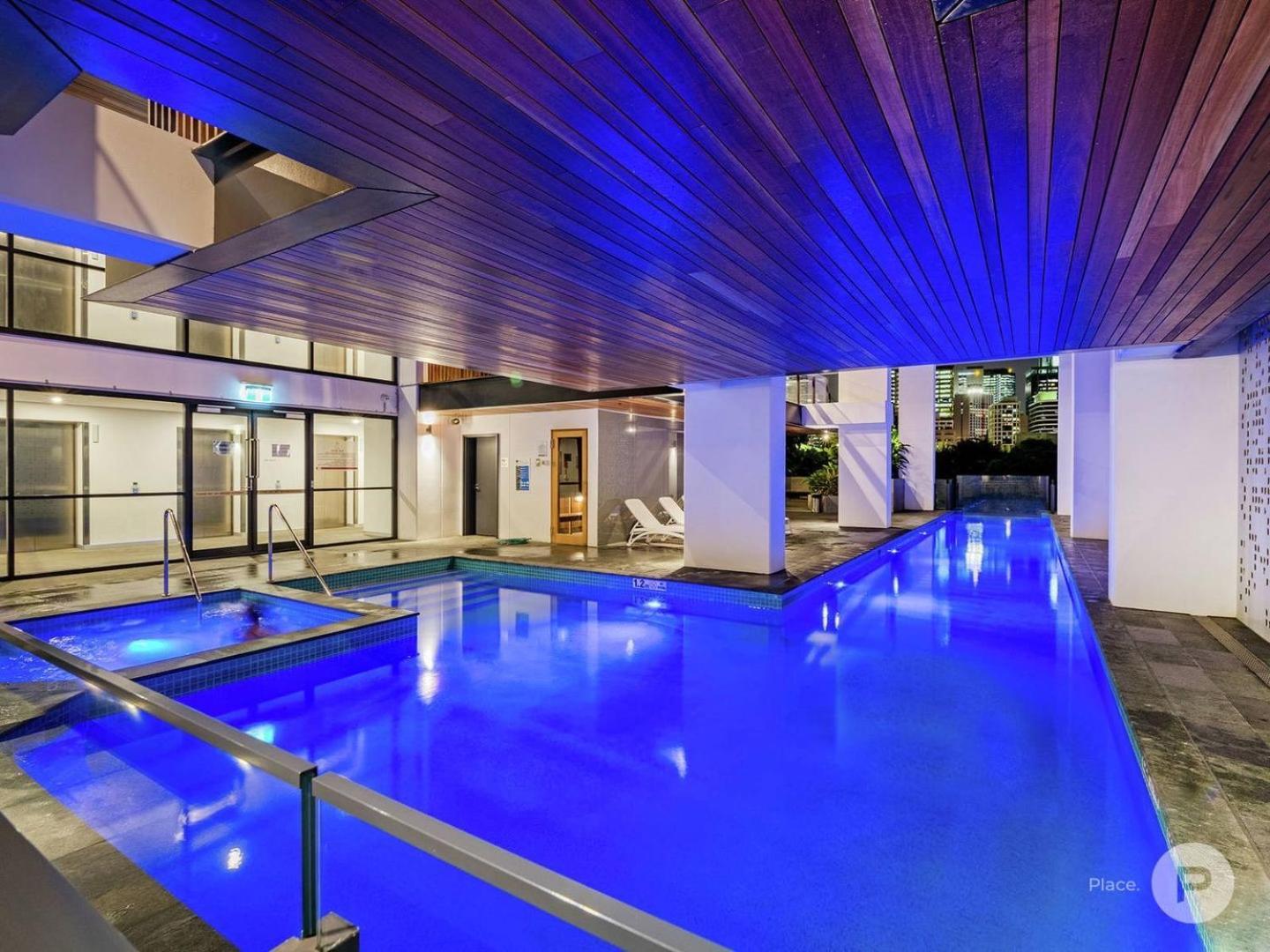 Apartment Stunning 1b In South Bank With River & Mountain View