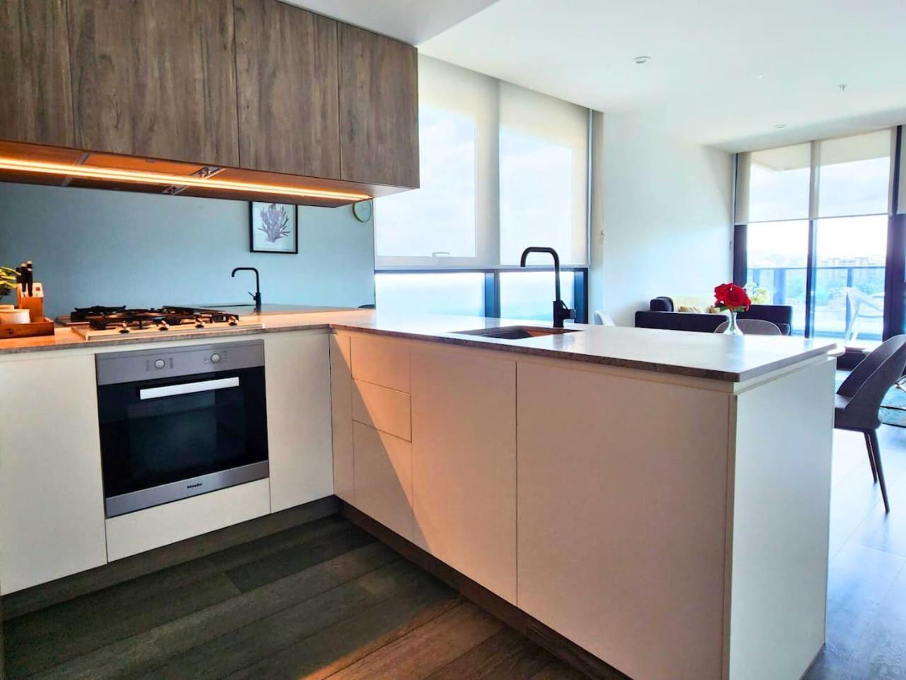 2br Luxury Retreat With Rooftop Pool Access *