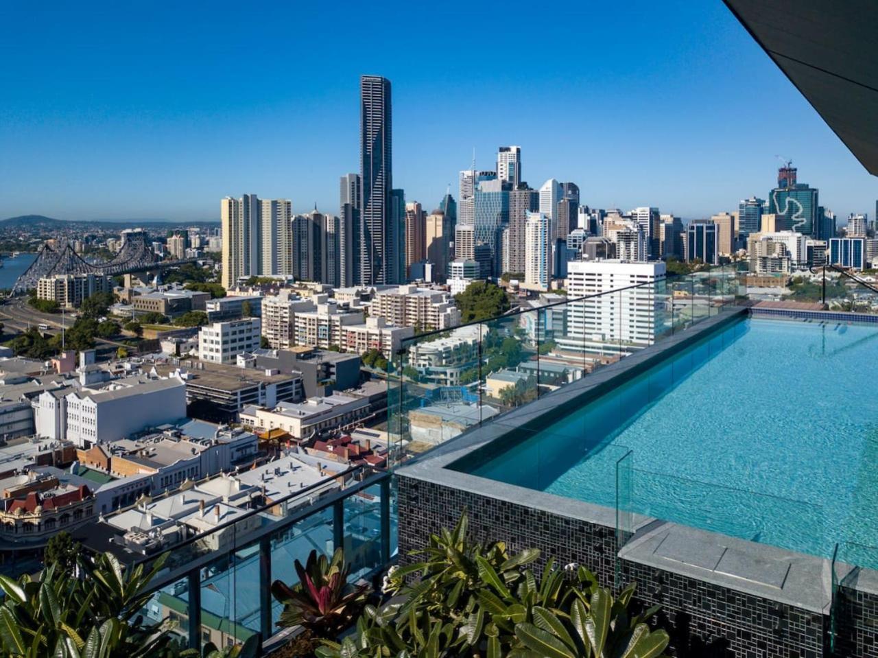2br Luxury Retreat With Rooftop Pool Access Brisbane