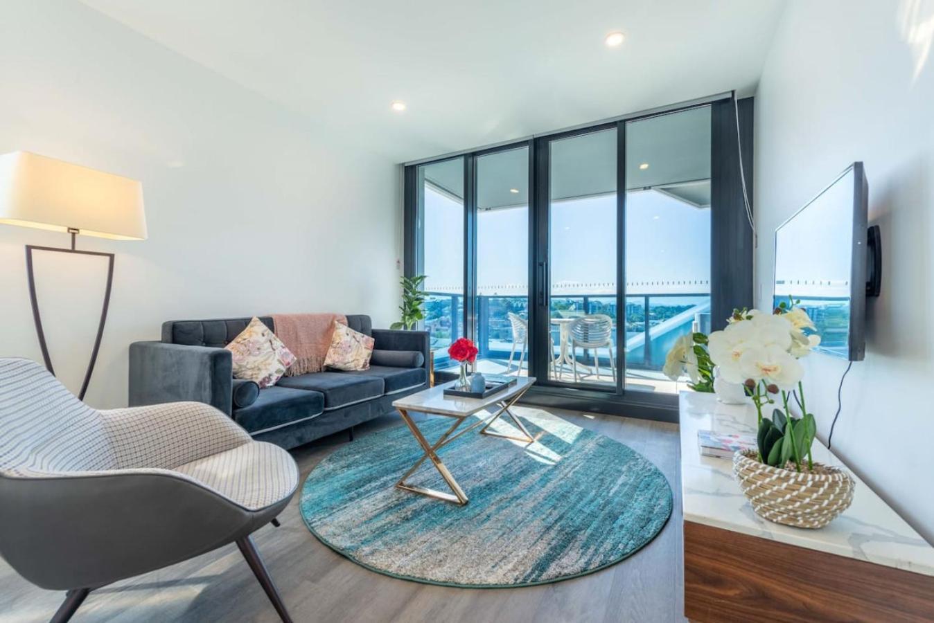 Apartment 2br Luxury Retreat With Rooftop Pool Access Brisbane