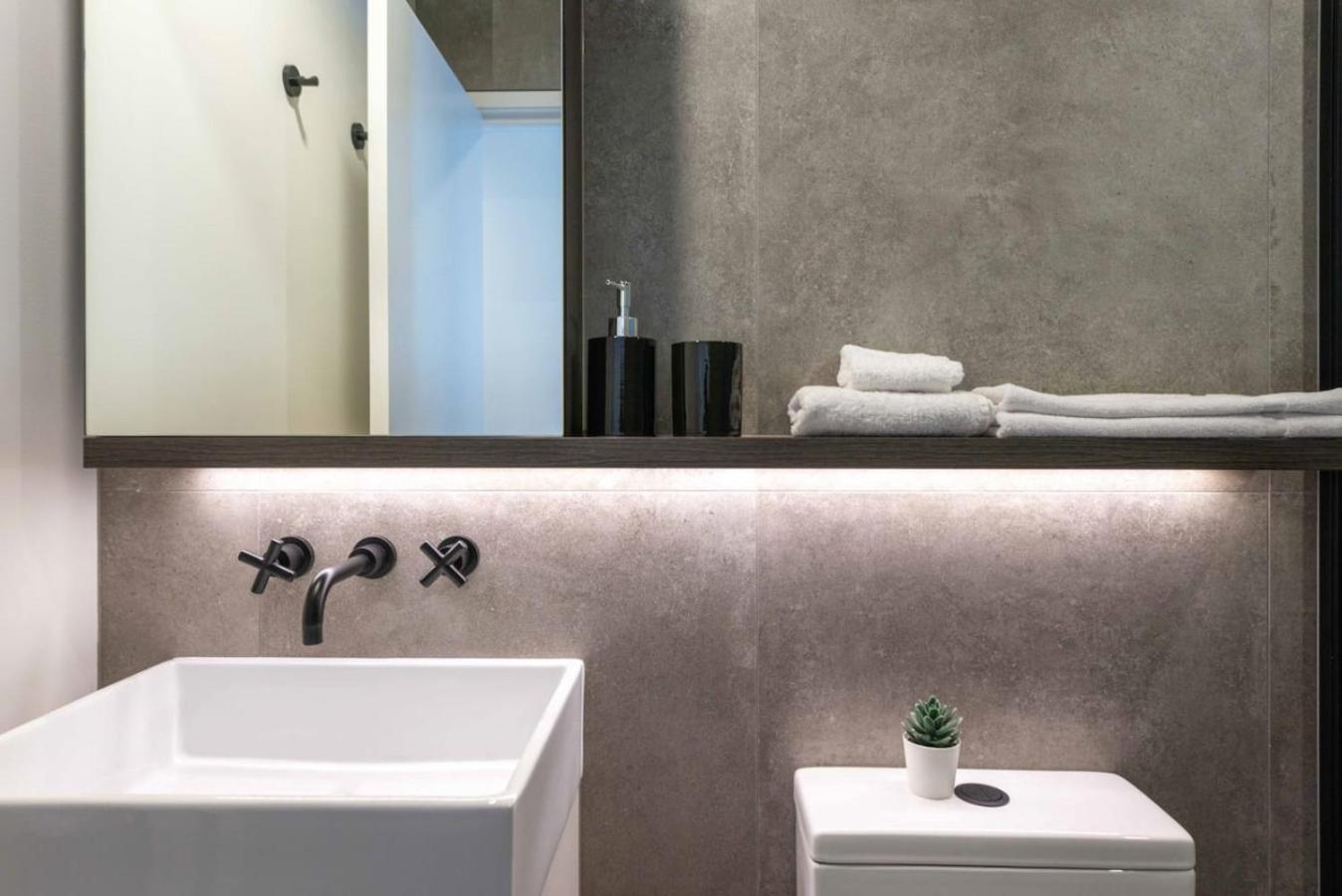 2br Luxury Retreat With Rooftop Pool Access Brisbane