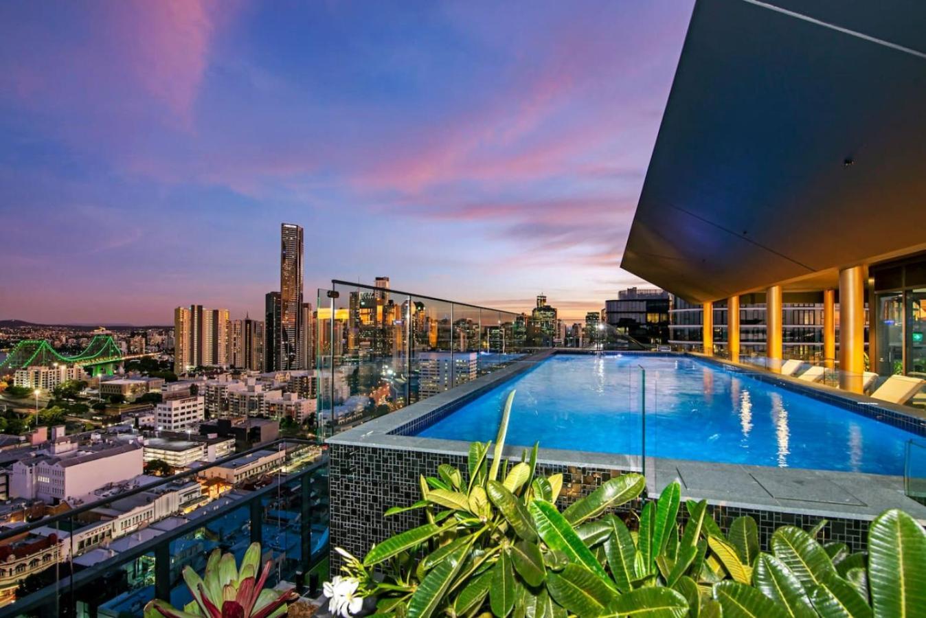 2br Luxury Retreat With Rooftop Pool Access Apartment *