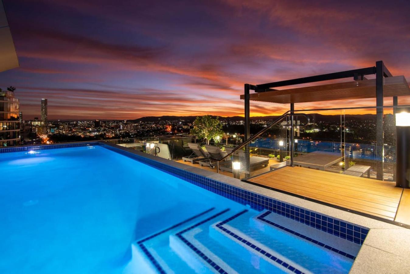 Apartment 2br Luxury Retreat With Rooftop Pool Access *