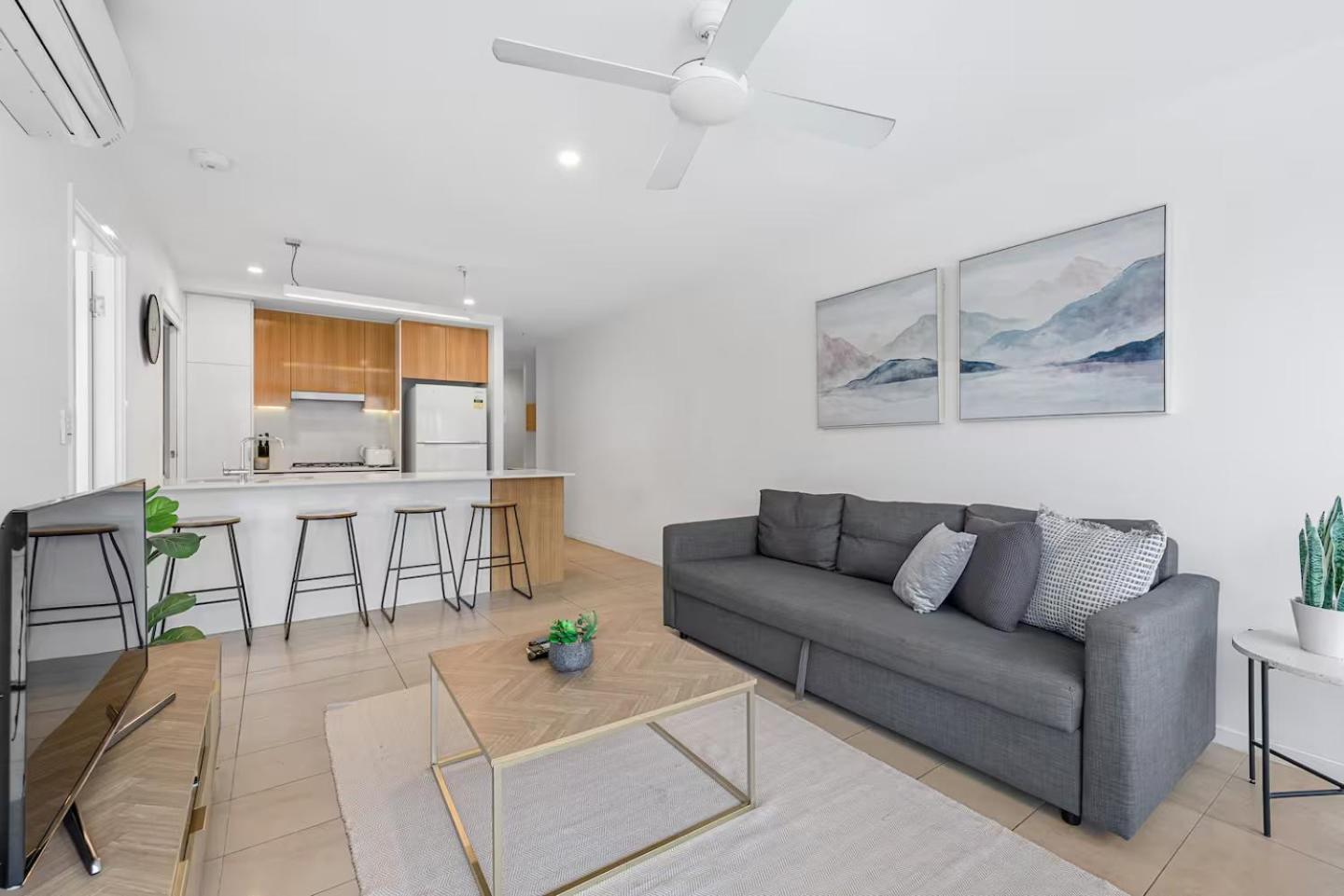 Apartment Million Dollar Views And Location! Walk To Cbd! *