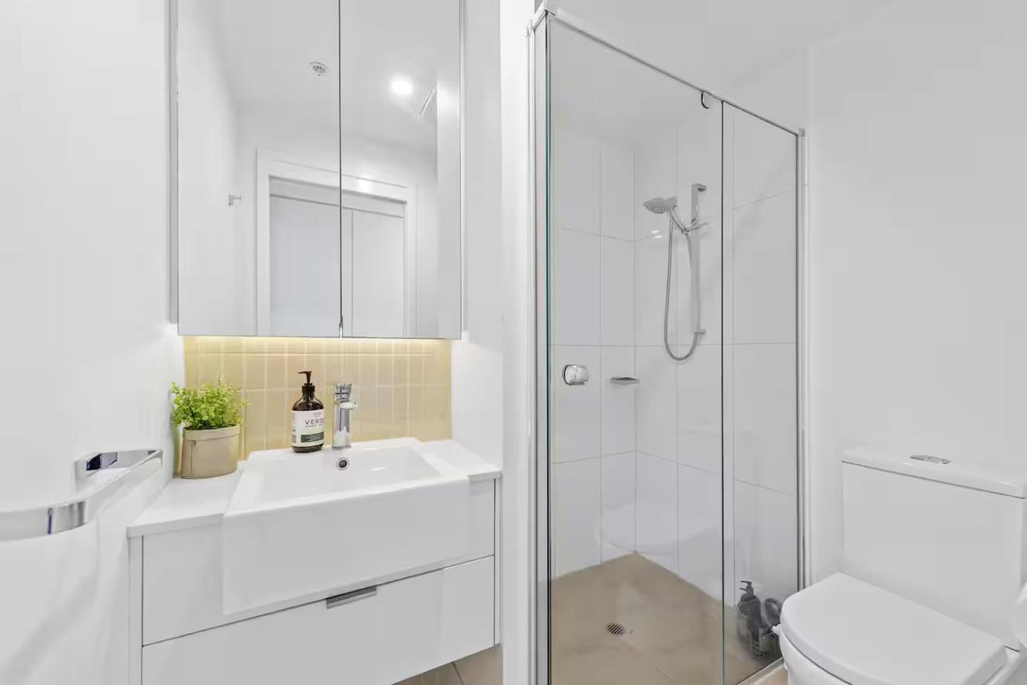 Million Dollar Views And Location! Walk To Cbd! Apartment *