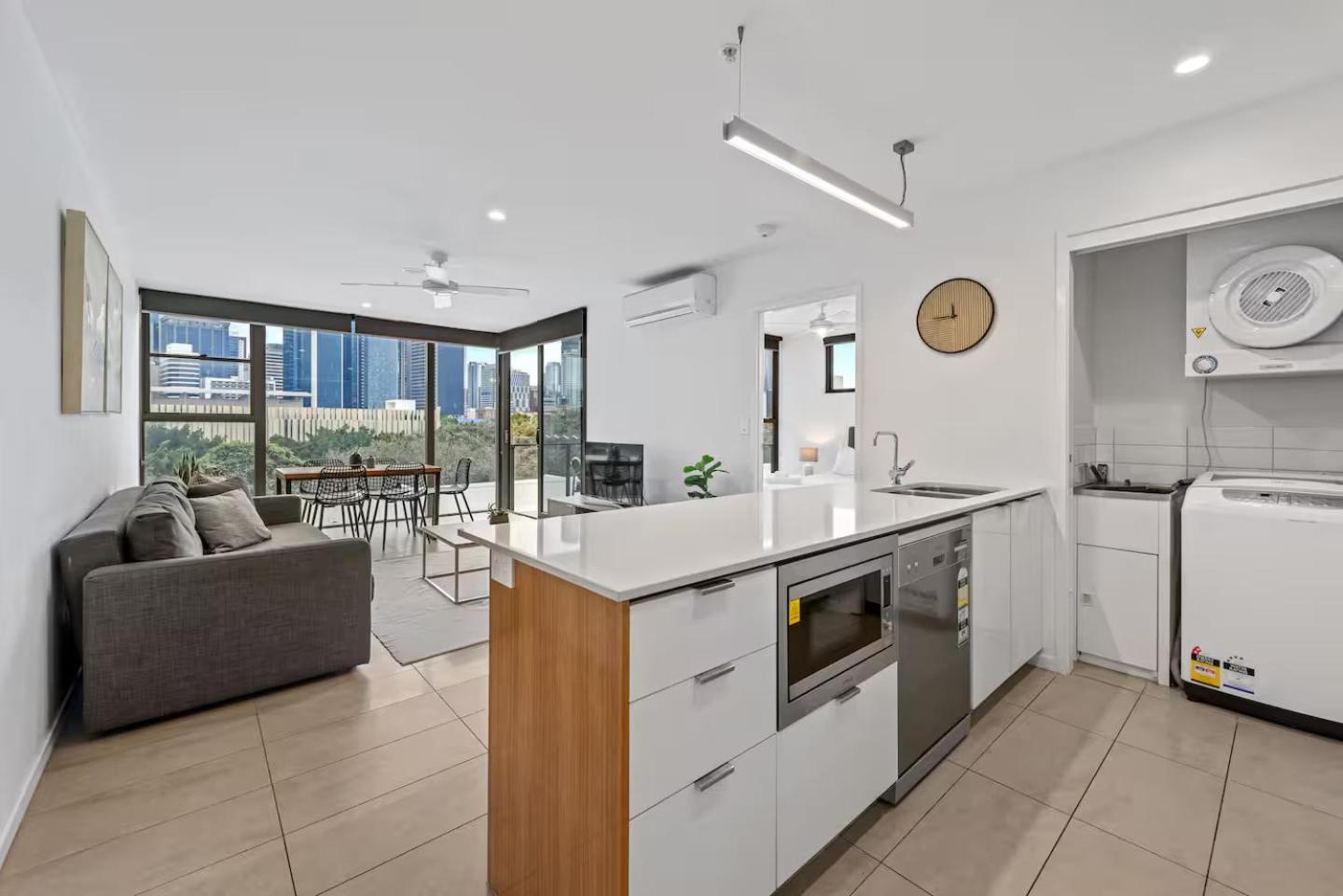 Apartment Million Dollar Views And Location! Walk To Cbd! Brisbane