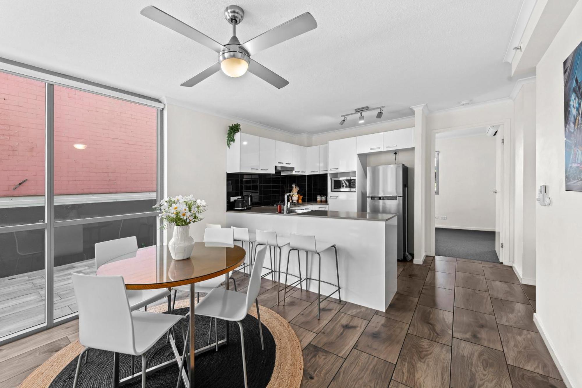 Comfy And Bright With Huge Balcony! Apartment