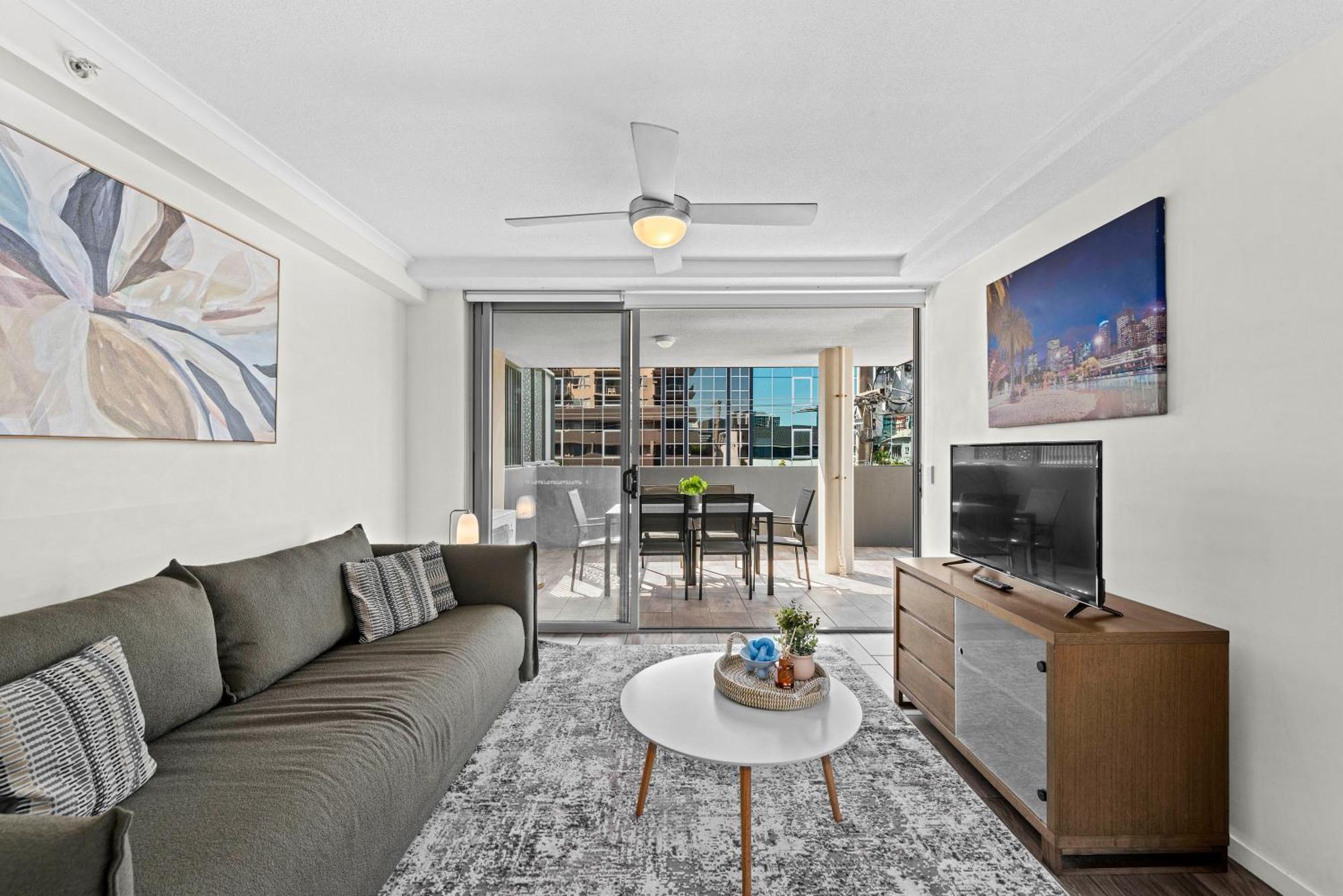 Comfy And Bright With Huge Balcony! Apartment