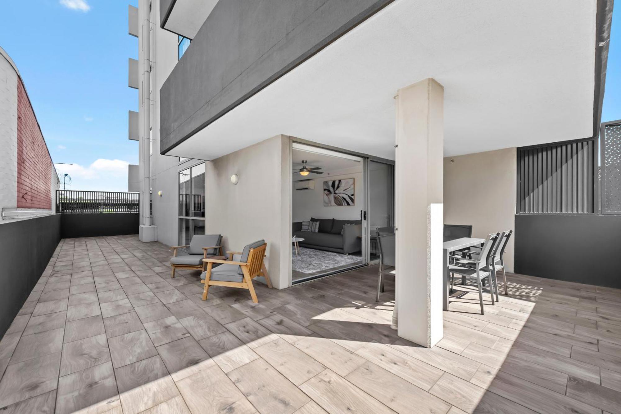 Comfy And Bright With Huge Balcony! Brisbane