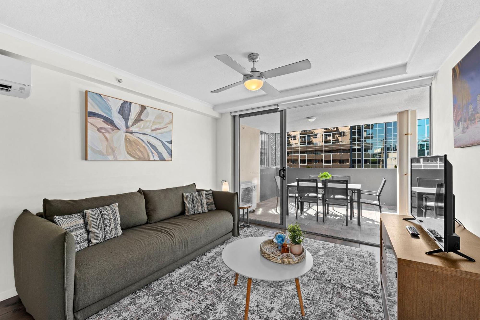 Comfy And Bright With Huge Balcony! Apartment Brisbane