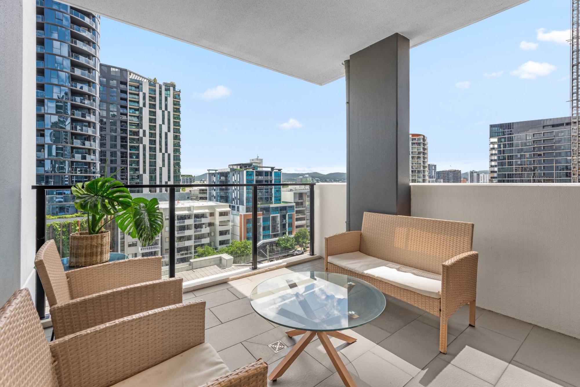 Spacious 2brm On Fish Lane With Roof Pool