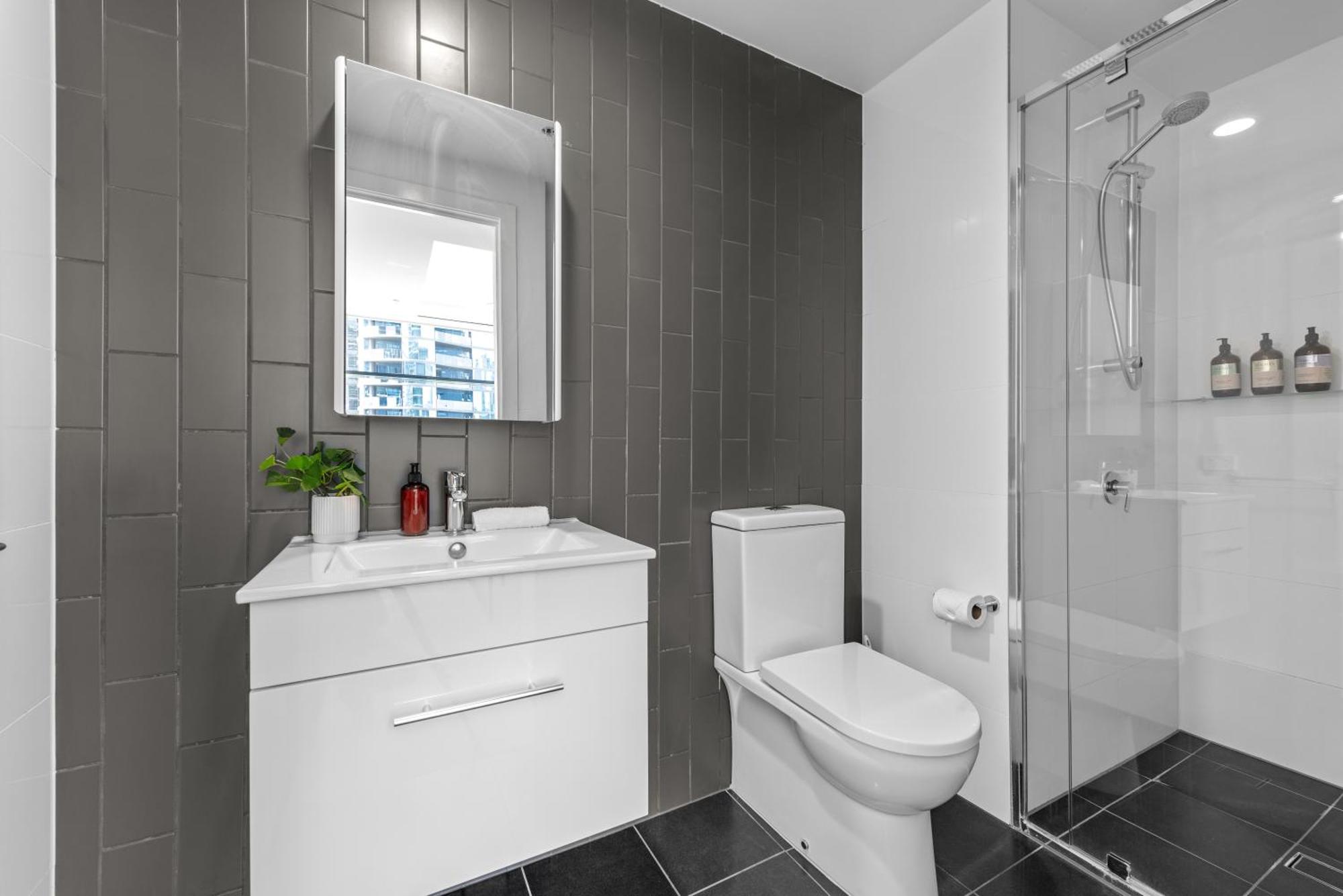Spacious 2brm On Fish Lane With Roof Pool Apartment Brisbane