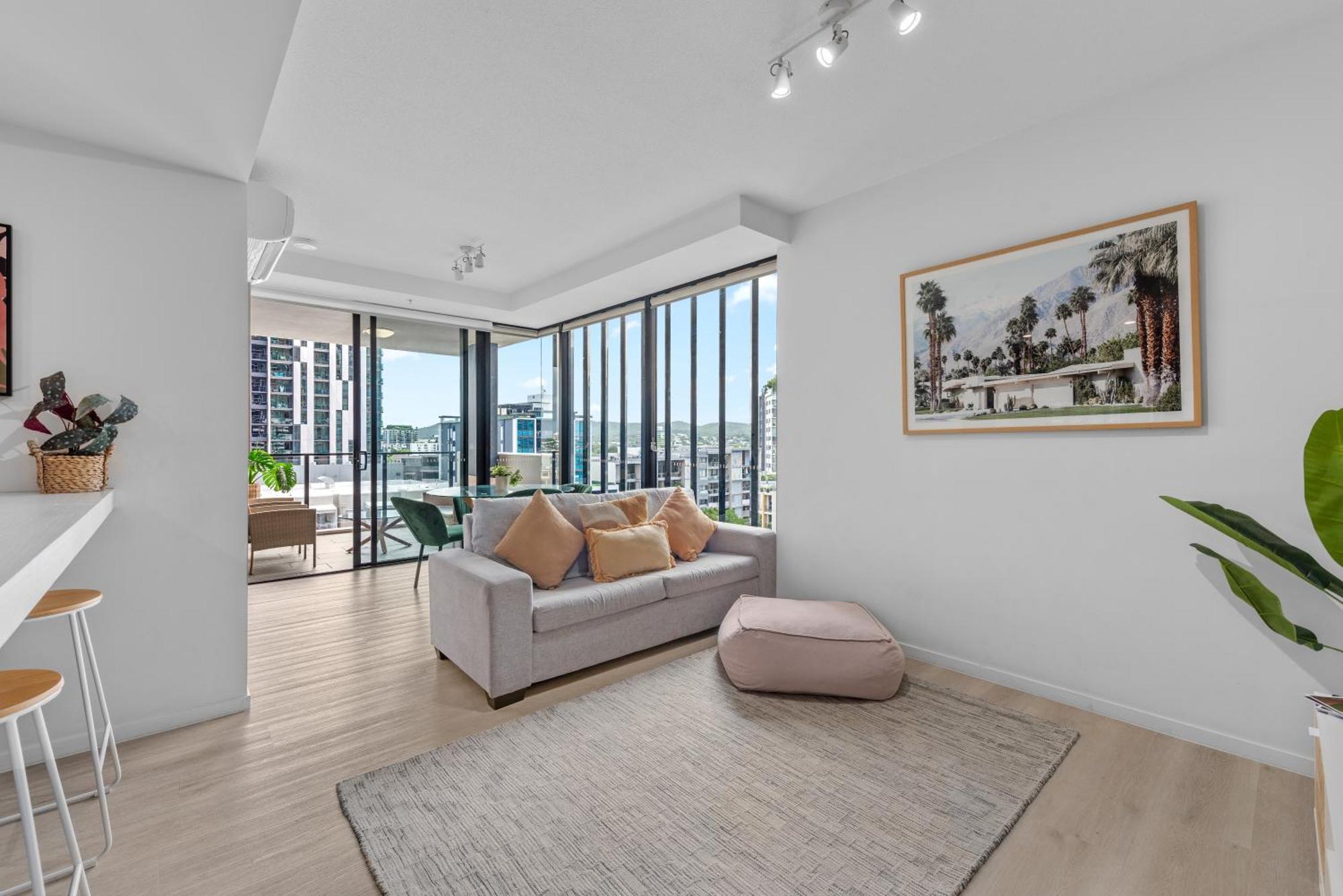 Spacious 2brm On Fish Lane With Roof Pool Apartment