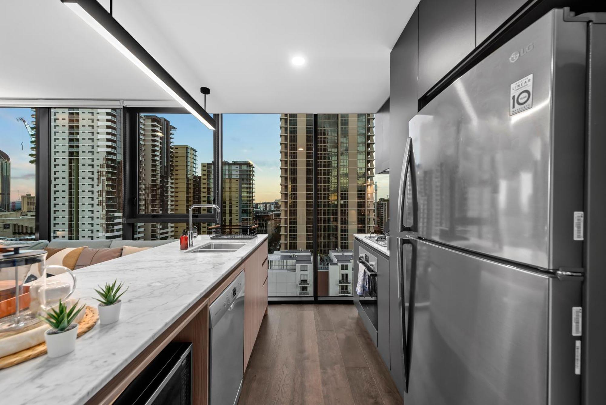 Bright And Modern With Balcony, King Bed And Parking Apartment