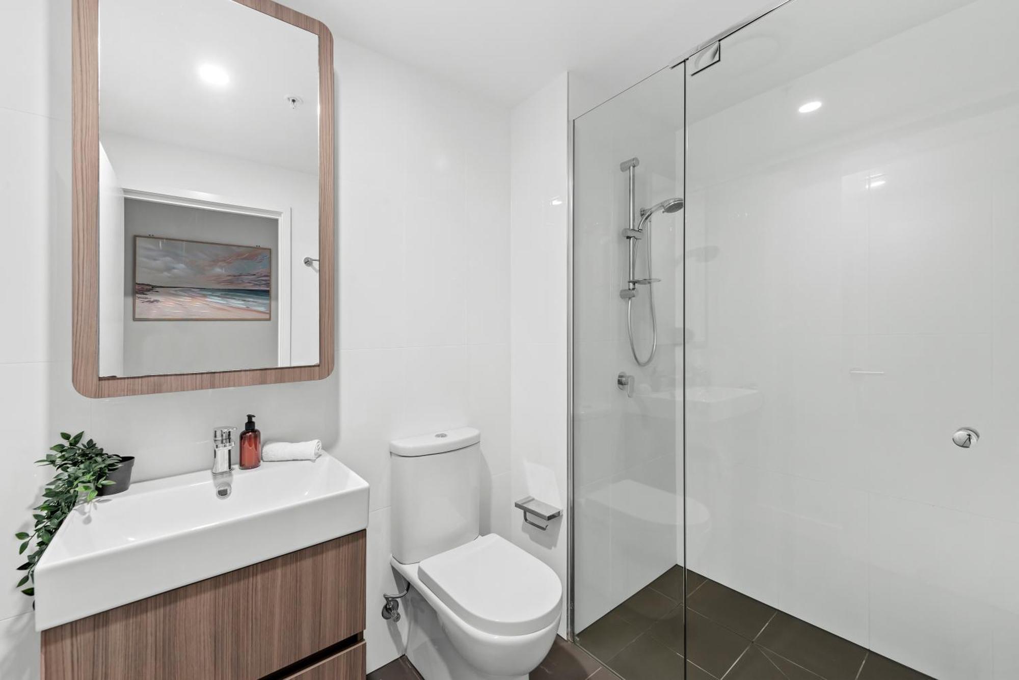 Bright And Modern With Balcony, King Bed And Parking *