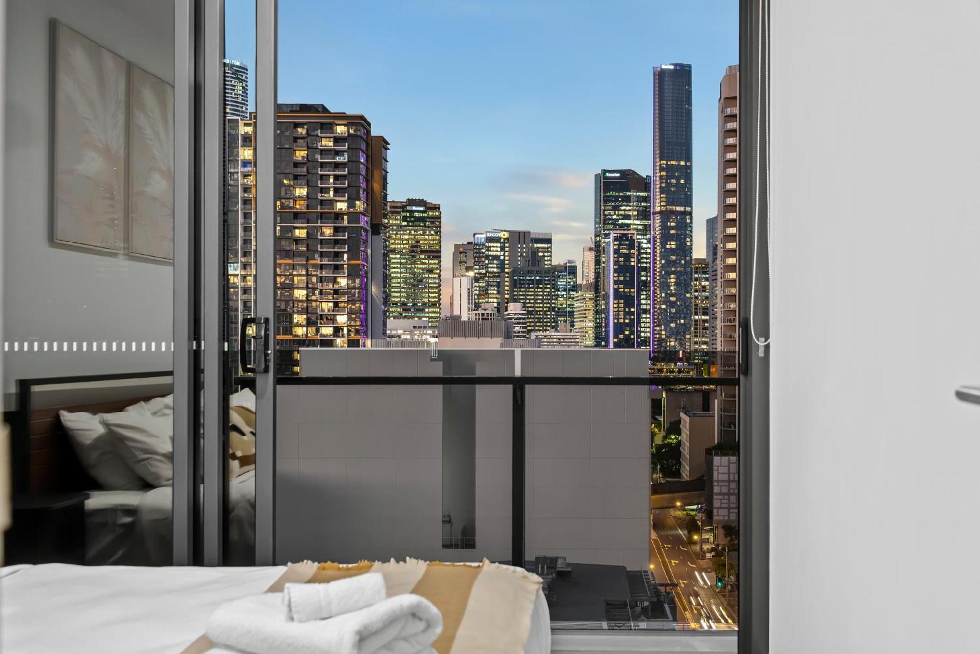 Apartment Bright And Modern With Balcony, King Bed And Parking *