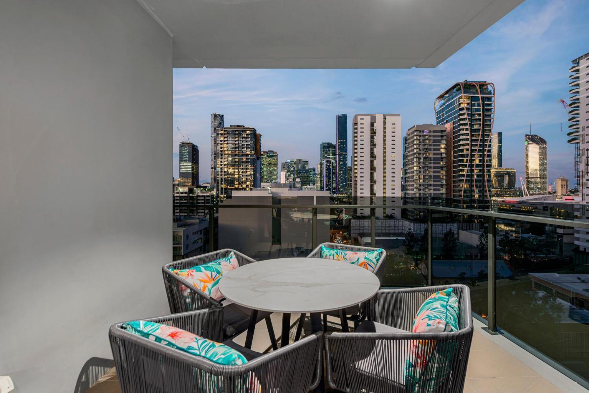 Bright And Modern With Balcony, King Bed And Parking Apartment