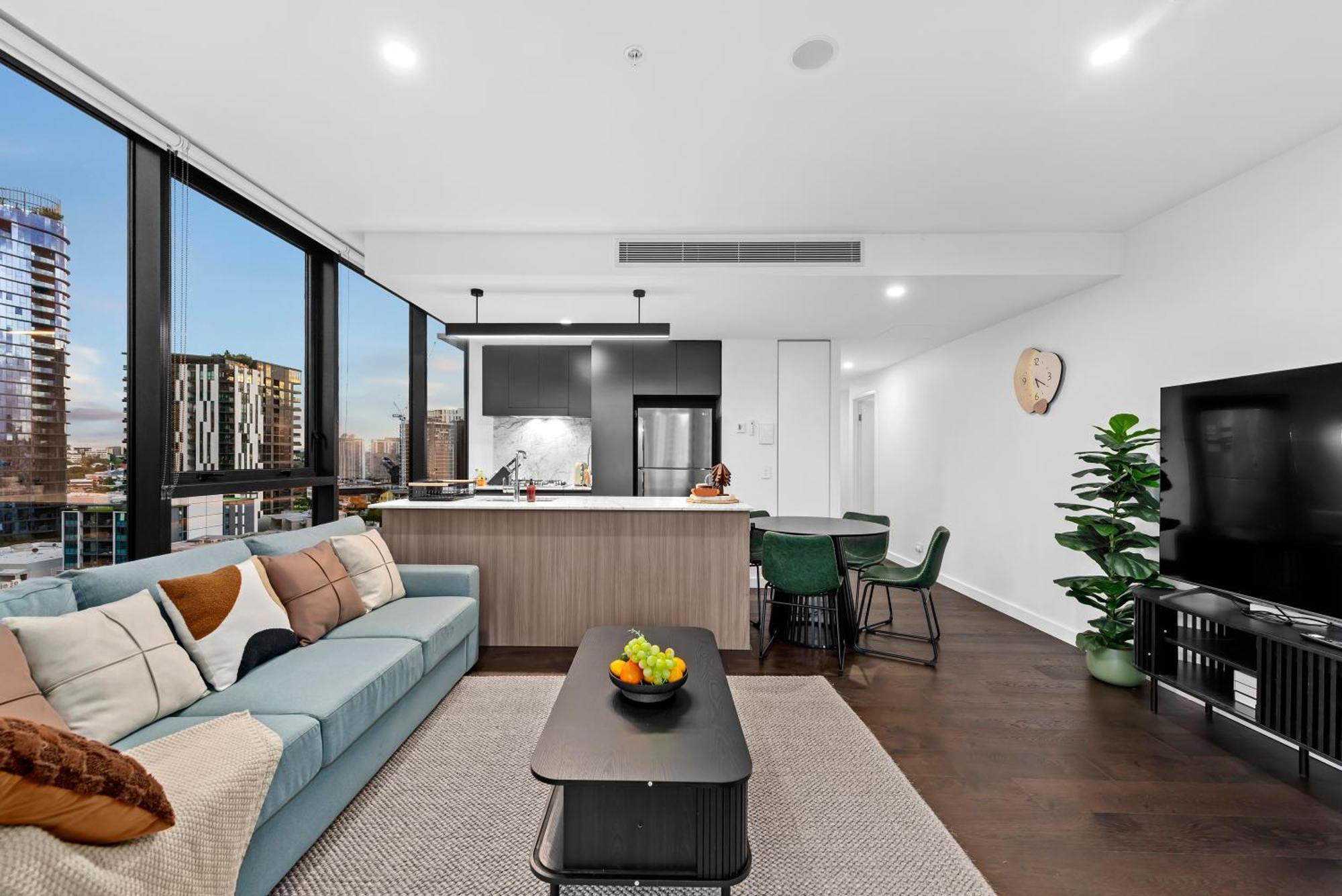 Bright And Modern With Balcony, King Bed And Parking Apartment *
