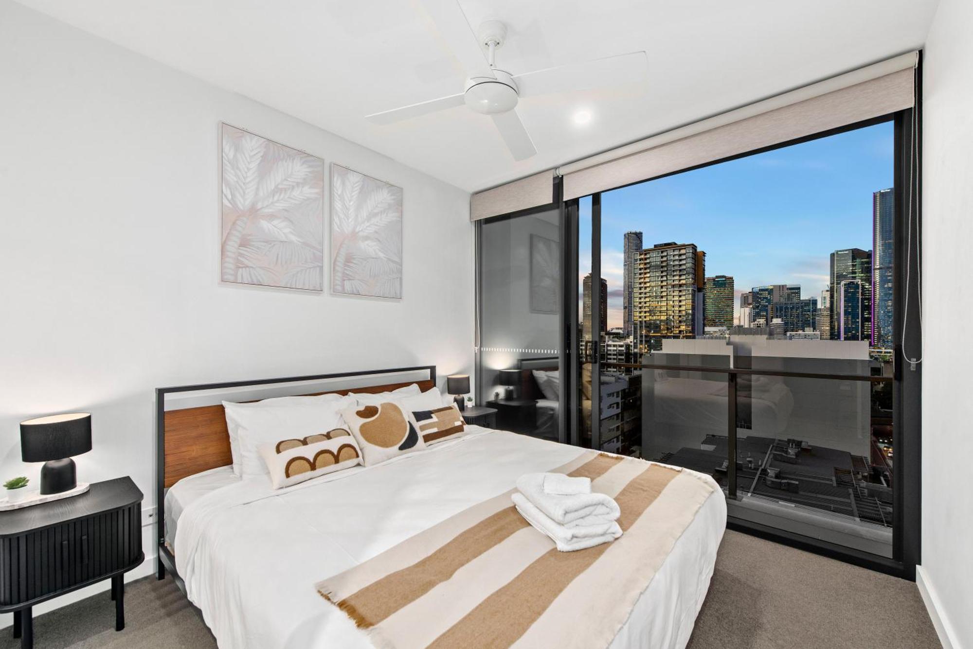 Bright And Modern With Balcony, King Bed And Parking Apartment Brisbane