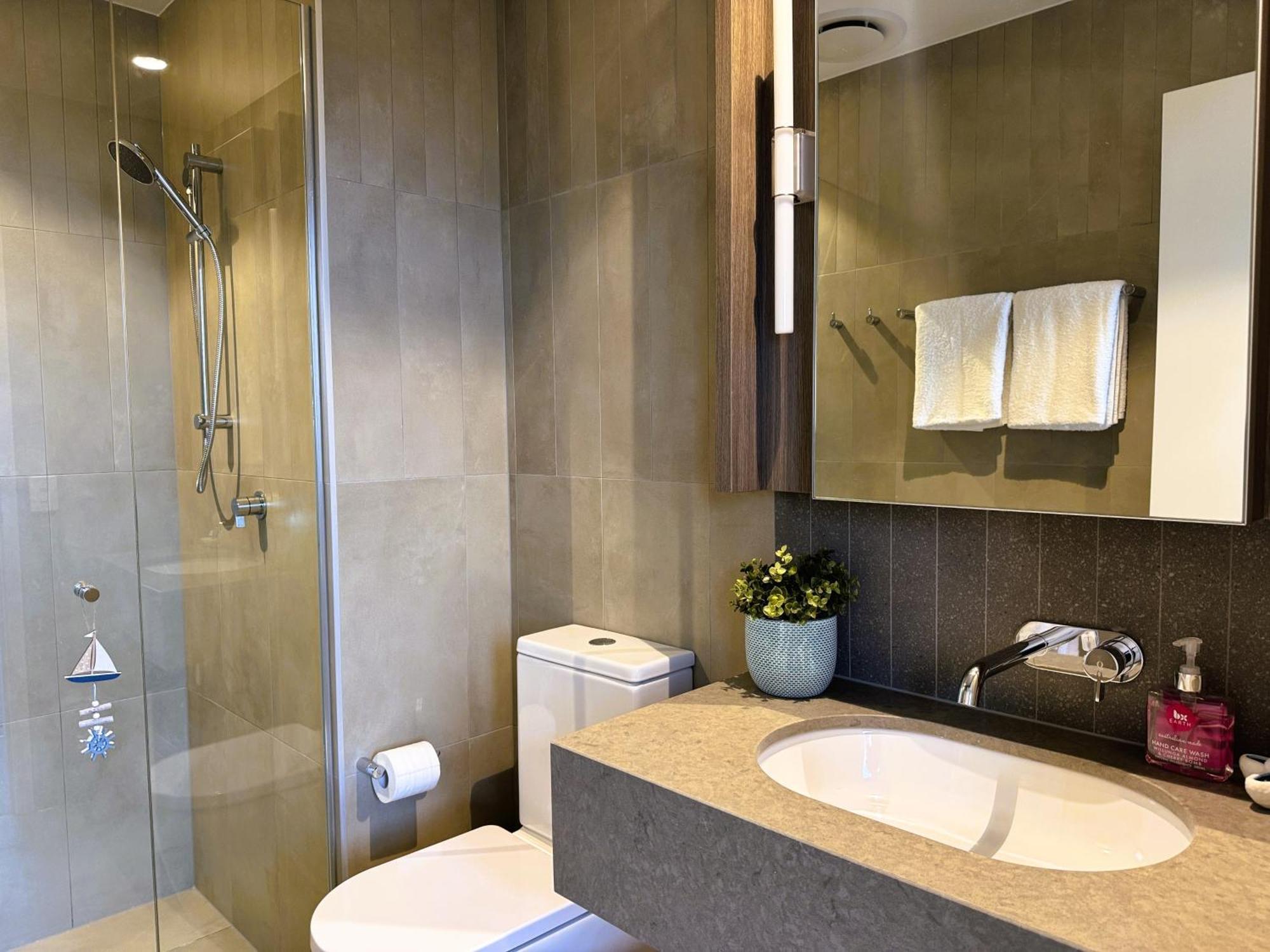 Beach, Sleeps 6, Inc Carpark, Spectacular River Views, Cbd Queens Wharf Apartment *