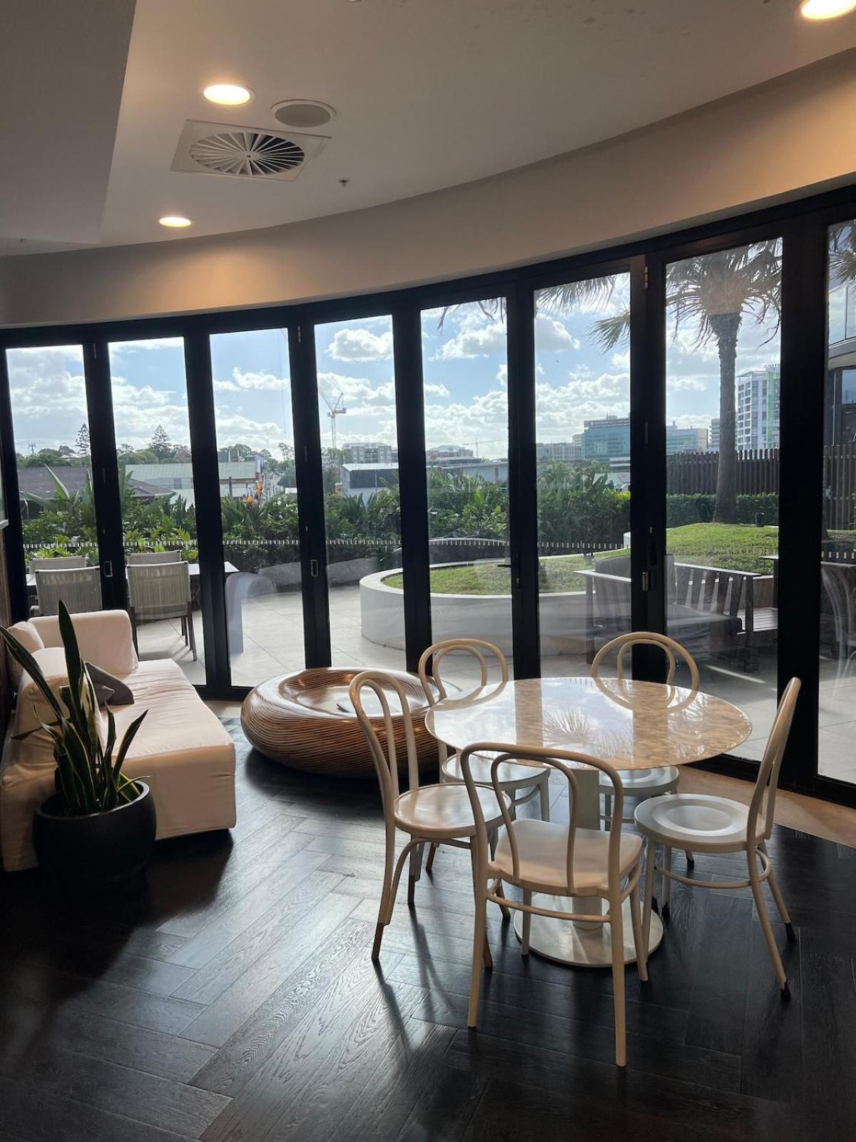 Entire Flat W Infinity Pool And 5m Walk To Valley Station