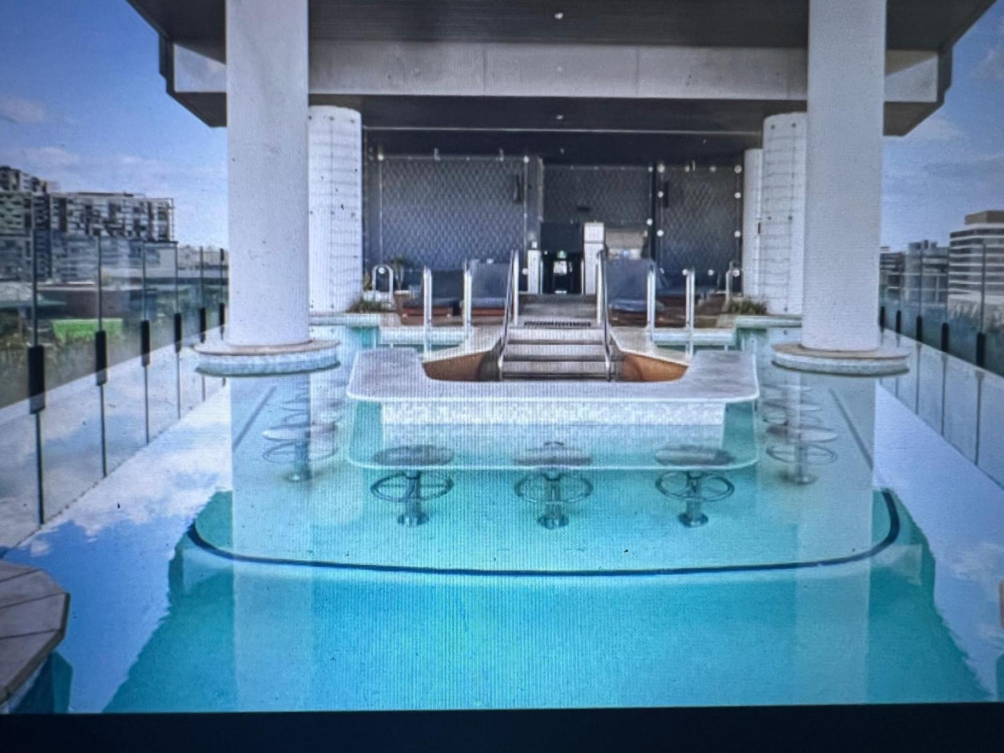 Entire Flat W Infinity Pool And 5m Walk To Valley Station Apartment *