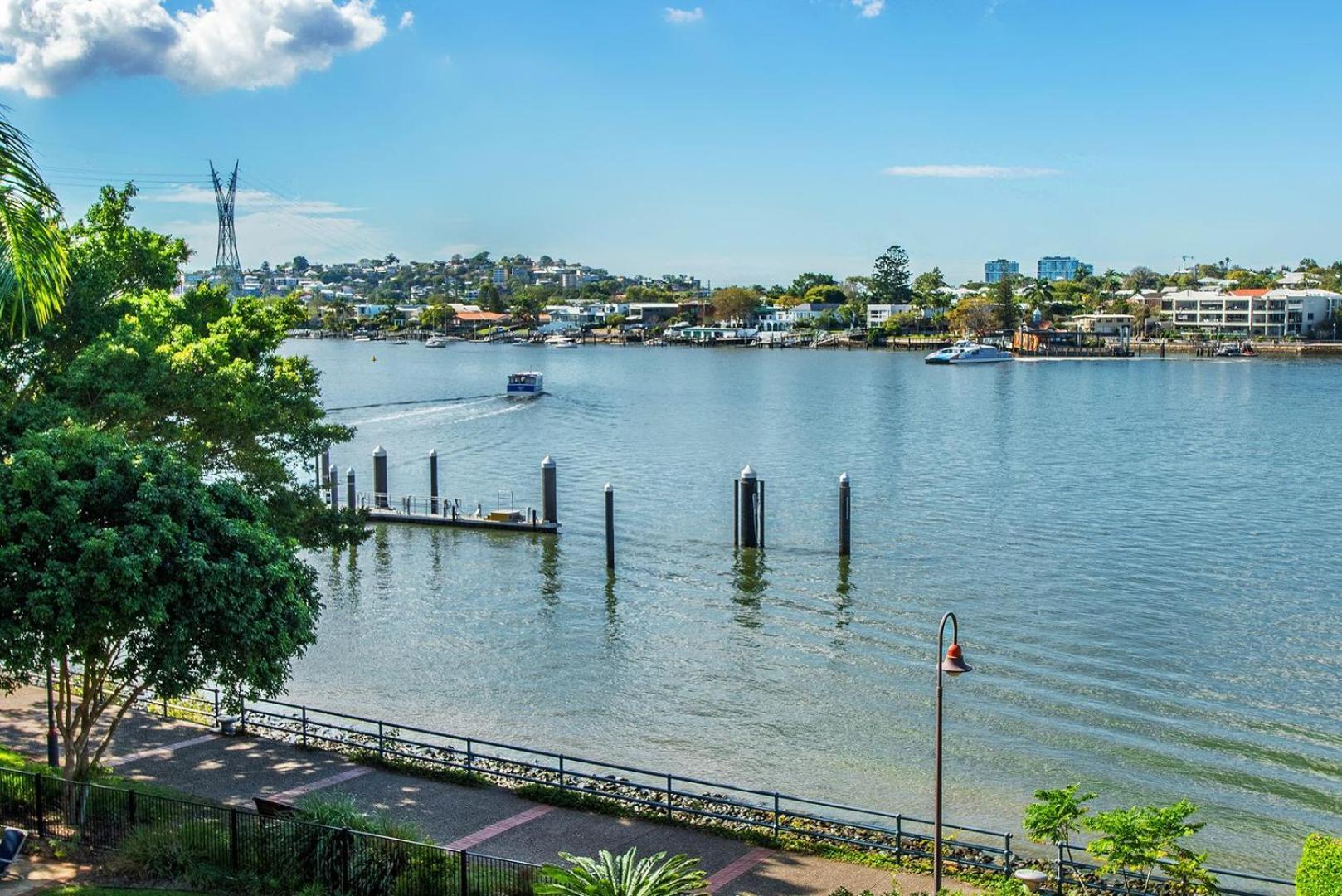 Riverfront Woolstore With Car Park, Pool And Ac * Brisbane