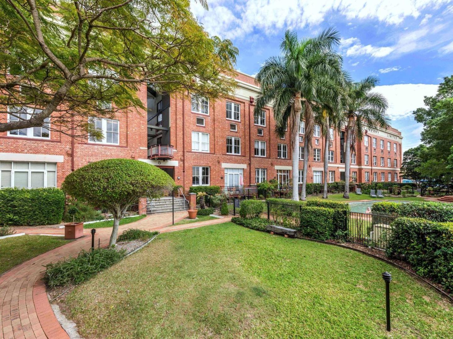 Apartment Riverfront Woolstore With Car Park, Pool And Ac *