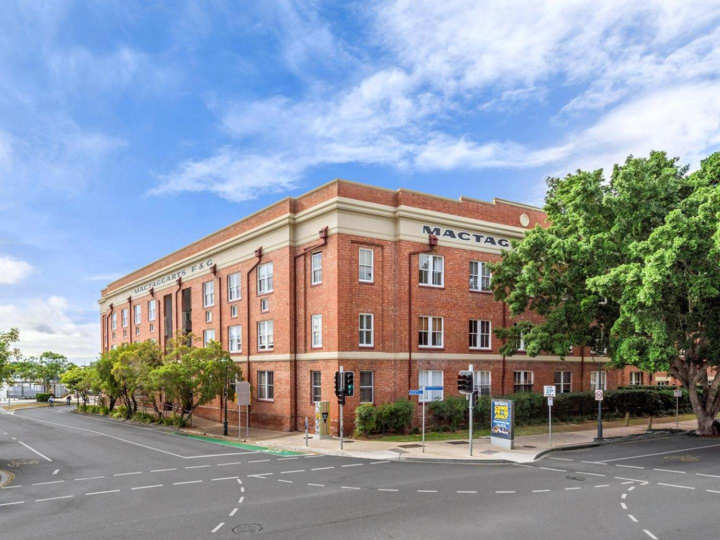 Riverfront Woolstore With Car Park, Pool And Ac Apartment *