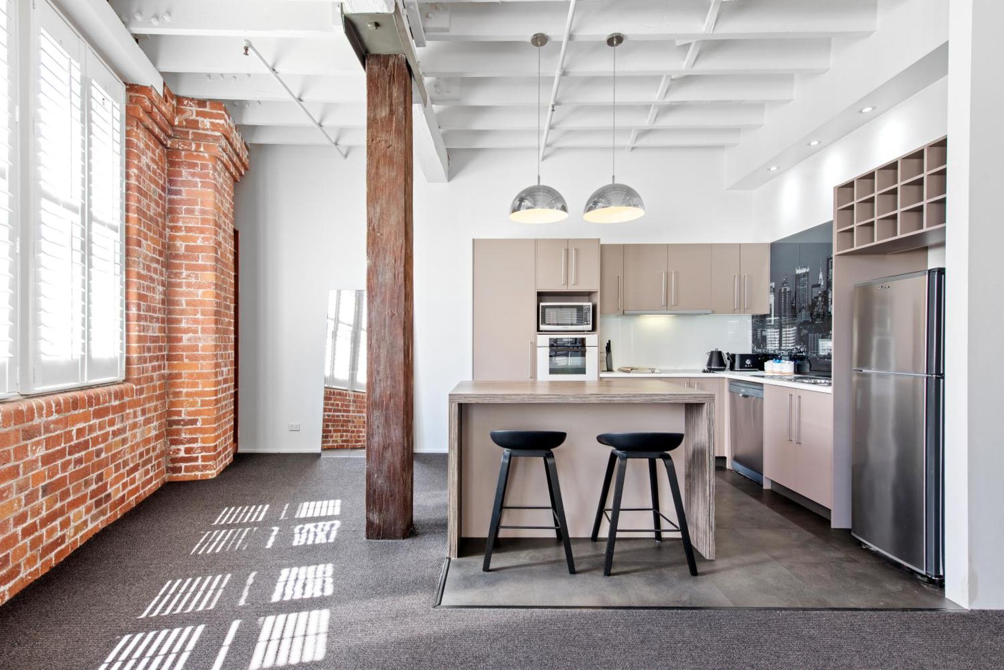 Riverfront Woolstore With Car Park, Pool And Ac *