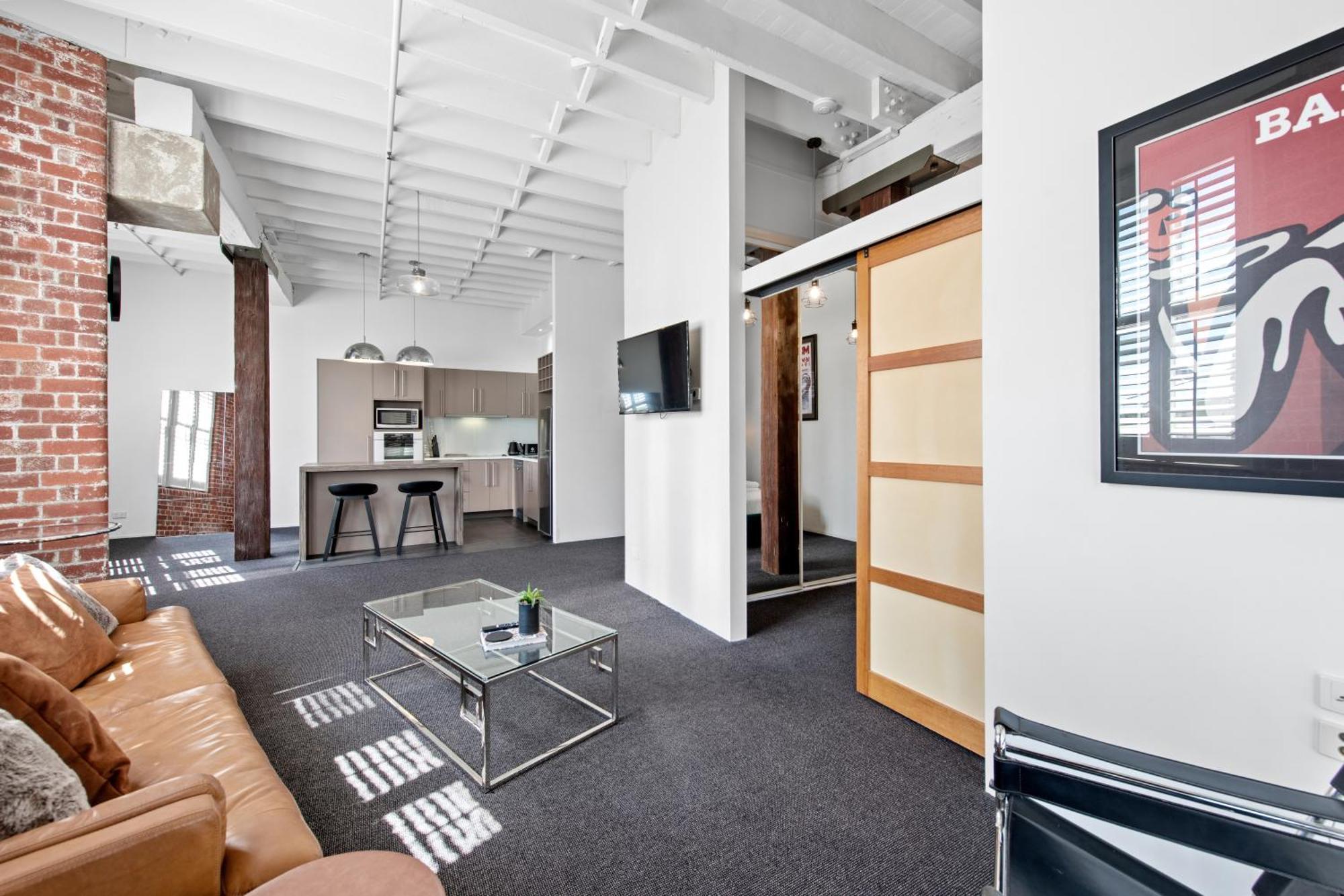 Riverfront Woolstore With Car Park, Pool And Ac Apartment