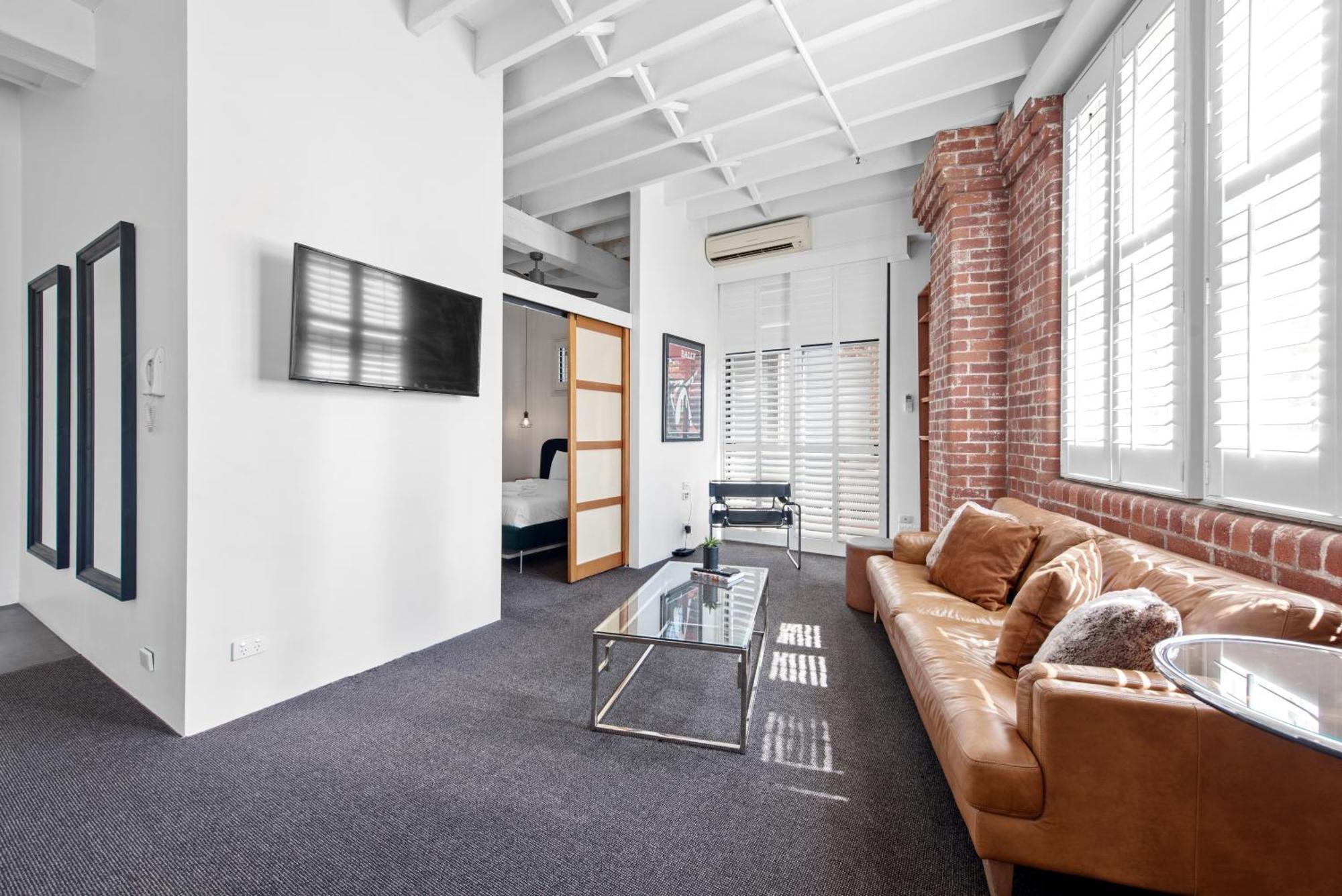 Apartment Riverfront Woolstore With Car Park, Pool And Ac